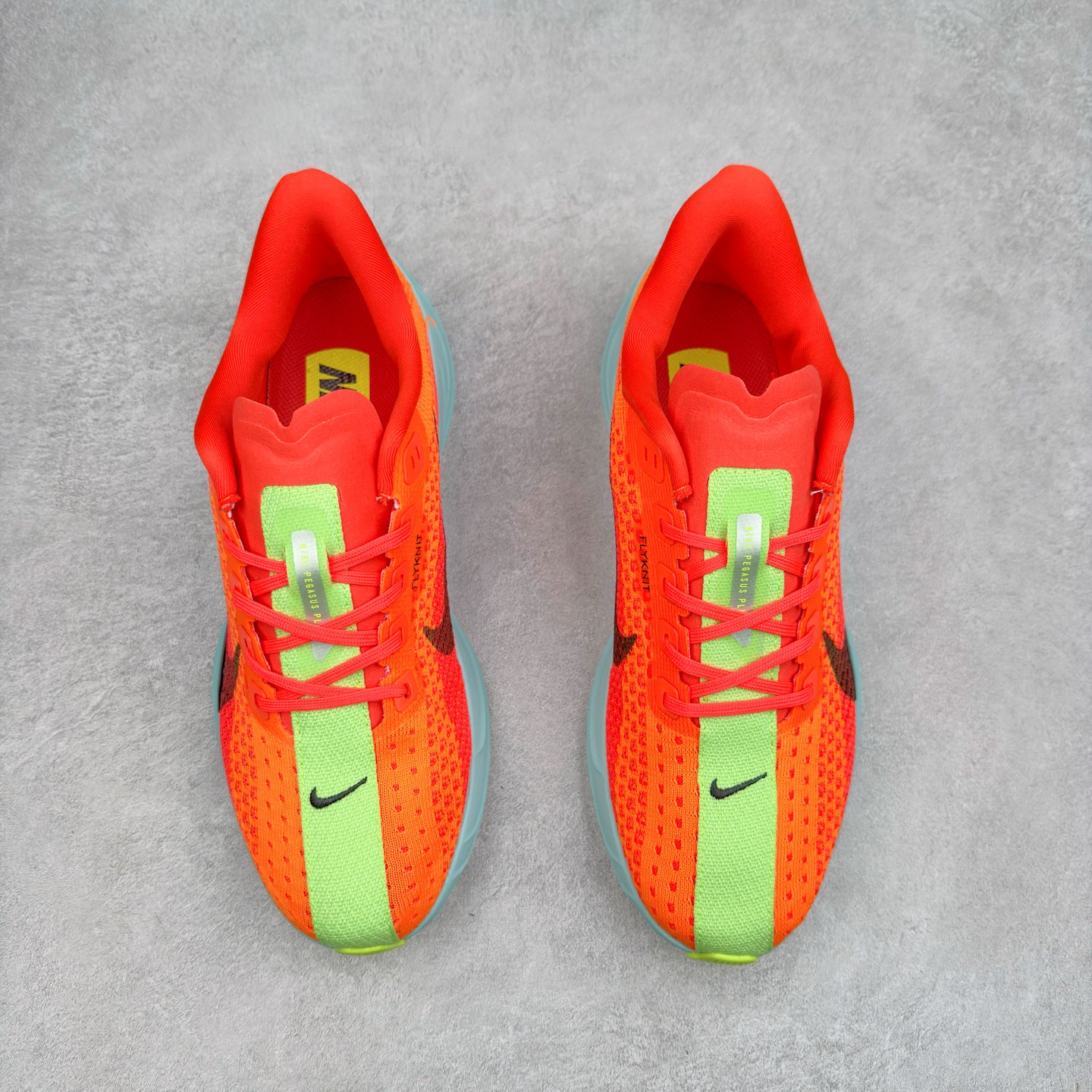 图片[2]-NK Zoom Pegasus Plus 超级飞马涡轮增压马拉松慢跑鞋 FQ7262 在设计上延续了原版鞋款的经典风格，向 Pegasus Turbo 致敬。鞋面采用 Flyknit 材质，巧妙地在不同区域实现紧密与松散的编织结合。标志性的尼龙中部条纹与原版 Turbo 设计呼应。原有的 Flywire 被内部毡织带替代。鞋领的衬垫和鞋跟支撑则为鞋面增添了完善的细节。与以往的 Turbo 型号采用双层泡沫不同，Pegasus Plus 使用了一体式 ZoomX 中底。鞋跟厚度为 35 毫米，前掌为 25 毫米，形成 10 毫米的落差，外底覆盖了大量橡胶，而 ZoomX 外露的部分也十分显眼。尺码：36 36.5 37.5 38 38.5 39 40 40.5 41 42 42.5 43 44 44.5 45-选品中心