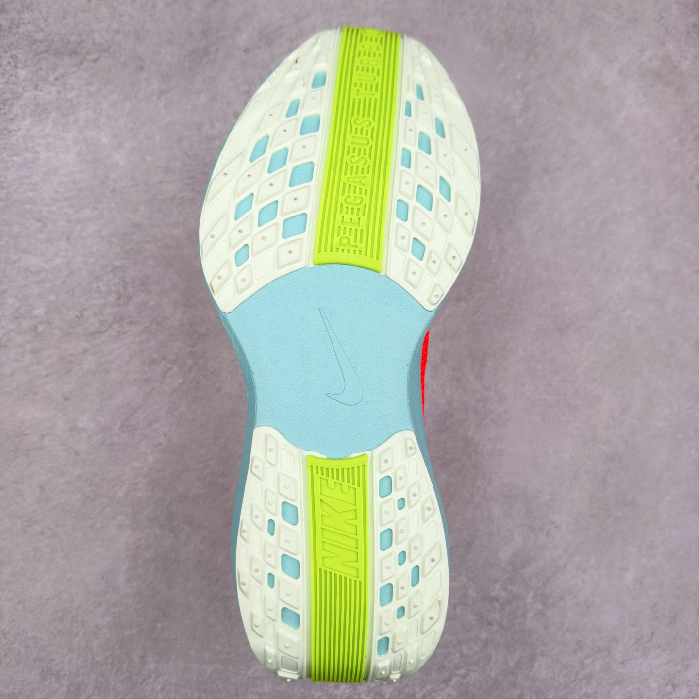 图片[9]-NK Zoom Pegasus Plus 超级飞马涡轮增压马拉松慢跑鞋 FQ7262 在设计上延续了原版鞋款的经典风格，向 Pegasus Turbo 致敬。鞋面采用 Flyknit 材质，巧妙地在不同区域实现紧密与松散的编织结合。标志性的尼龙中部条纹与原版 Turbo 设计呼应。原有的 Flywire 被内部毡织带替代。鞋领的衬垫和鞋跟支撑则为鞋面增添了完善的细节。与以往的 Turbo 型号采用双层泡沫不同，Pegasus Plus 使用了一体式 ZoomX 中底。鞋跟厚度为 35 毫米，前掌为 25 毫米，形成 10 毫米的落差，外底覆盖了大量橡胶，而 ZoomX 外露的部分也十分显眼。尺码：36 36.5 37.5 38 38.5 39 40 40.5 41 42 42.5 43 44 44.5 45-选品中心