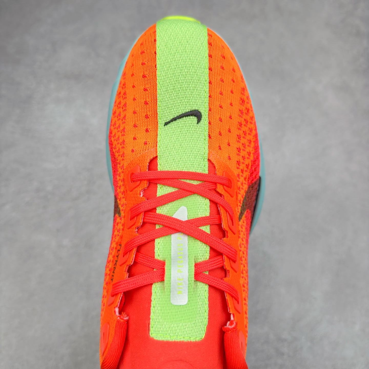 图片[4]-NK Zoom Pegasus Plus 超级飞马涡轮增压马拉松慢跑鞋 FQ7262 在设计上延续了原版鞋款的经典风格，向 Pegasus Turbo 致敬。鞋面采用 Flyknit 材质，巧妙地在不同区域实现紧密与松散的编织结合。标志性的尼龙中部条纹与原版 Turbo 设计呼应。原有的 Flywire 被内部毡织带替代。鞋领的衬垫和鞋跟支撑则为鞋面增添了完善的细节。与以往的 Turbo 型号采用双层泡沫不同，Pegasus Plus 使用了一体式 ZoomX 中底。鞋跟厚度为 35 毫米，前掌为 25 毫米，形成 10 毫米的落差，外底覆盖了大量橡胶，而 ZoomX 外露的部分也十分显眼。尺码：36 36.5 37.5 38 38.5 39 40 40.5 41 42 42.5 43 44 44.5 45-选品中心