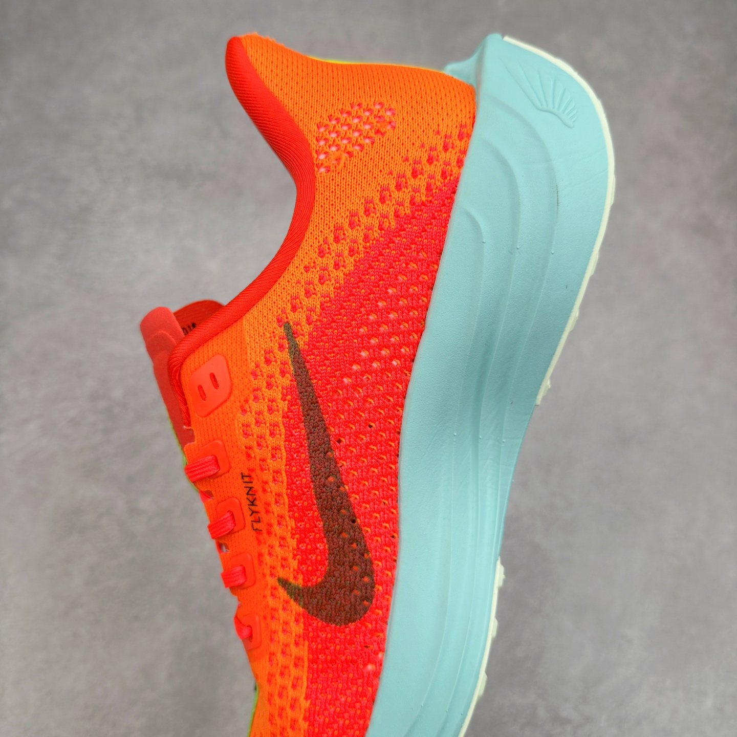 图片[7]-NK Zoom Pegasus Plus 超级飞马涡轮增压马拉松慢跑鞋 FQ7262 在设计上延续了原版鞋款的经典风格，向 Pegasus Turbo 致敬。鞋面采用 Flyknit 材质，巧妙地在不同区域实现紧密与松散的编织结合。标志性的尼龙中部条纹与原版 Turbo 设计呼应。原有的 Flywire 被内部毡织带替代。鞋领的衬垫和鞋跟支撑则为鞋面增添了完善的细节。与以往的 Turbo 型号采用双层泡沫不同，Pegasus Plus 使用了一体式 ZoomX 中底。鞋跟厚度为 35 毫米，前掌为 25 毫米，形成 10 毫米的落差，外底覆盖了大量橡胶，而 ZoomX 外露的部分也十分显眼。尺码：36 36.5 37.5 38 38.5 39 40 40.5 41 42 42.5 43 44 44.5 45-选品中心