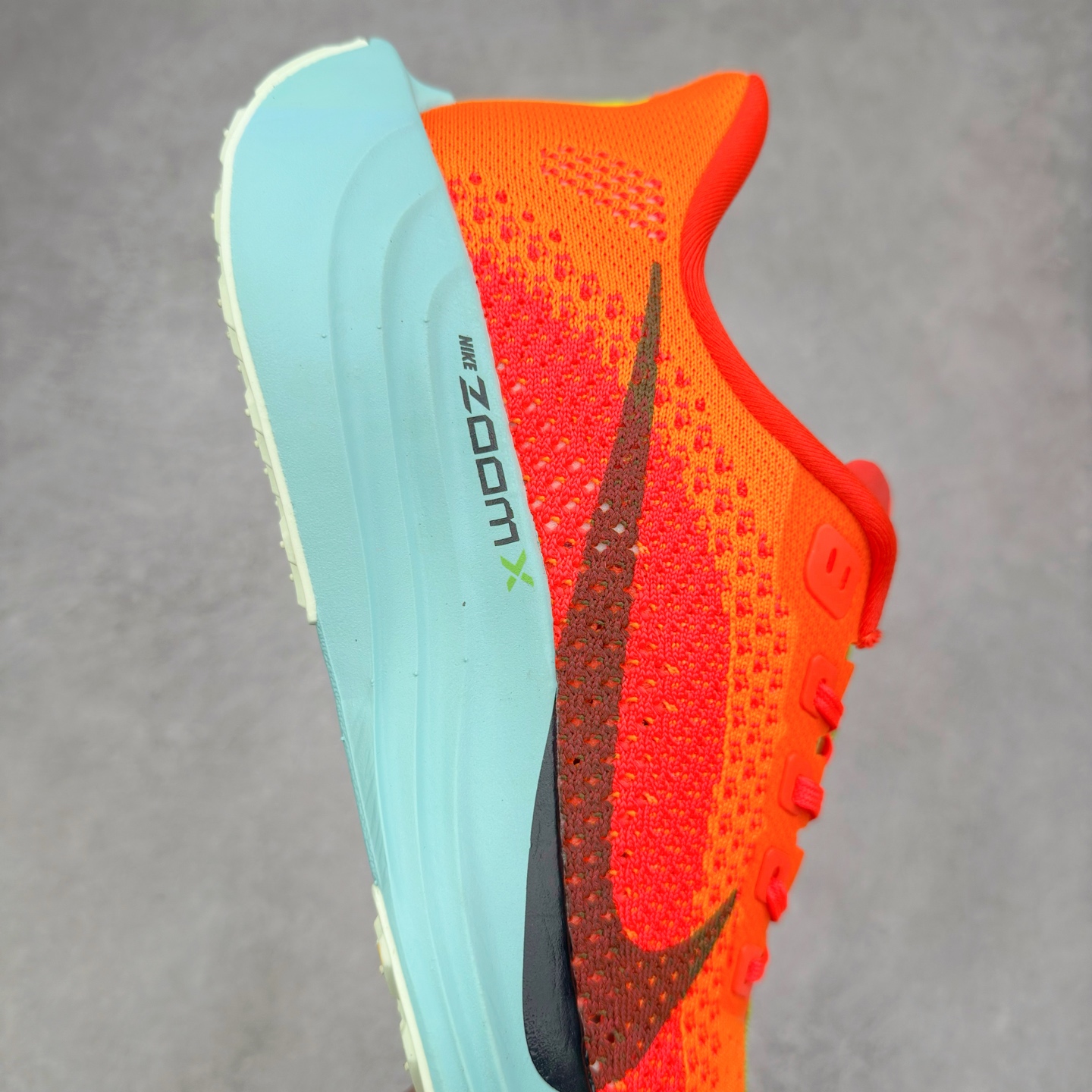 图片[6]-NK Zoom Pegasus Plus 超级飞马涡轮增压马拉松慢跑鞋 FQ7262 在设计上延续了原版鞋款的经典风格，向 Pegasus Turbo 致敬。鞋面采用 Flyknit 材质，巧妙地在不同区域实现紧密与松散的编织结合。标志性的尼龙中部条纹与原版 Turbo 设计呼应。原有的 Flywire 被内部毡织带替代。鞋领的衬垫和鞋跟支撑则为鞋面增添了完善的细节。与以往的 Turbo 型号采用双层泡沫不同，Pegasus Plus 使用了一体式 ZoomX 中底。鞋跟厚度为 35 毫米，前掌为 25 毫米，形成 10 毫米的落差，外底覆盖了大量橡胶，而 ZoomX 外露的部分也十分显眼。尺码：36 36.5 37.5 38 38.5 39 40 40.5 41 42 42.5 43 44 44.5 45-选品中心