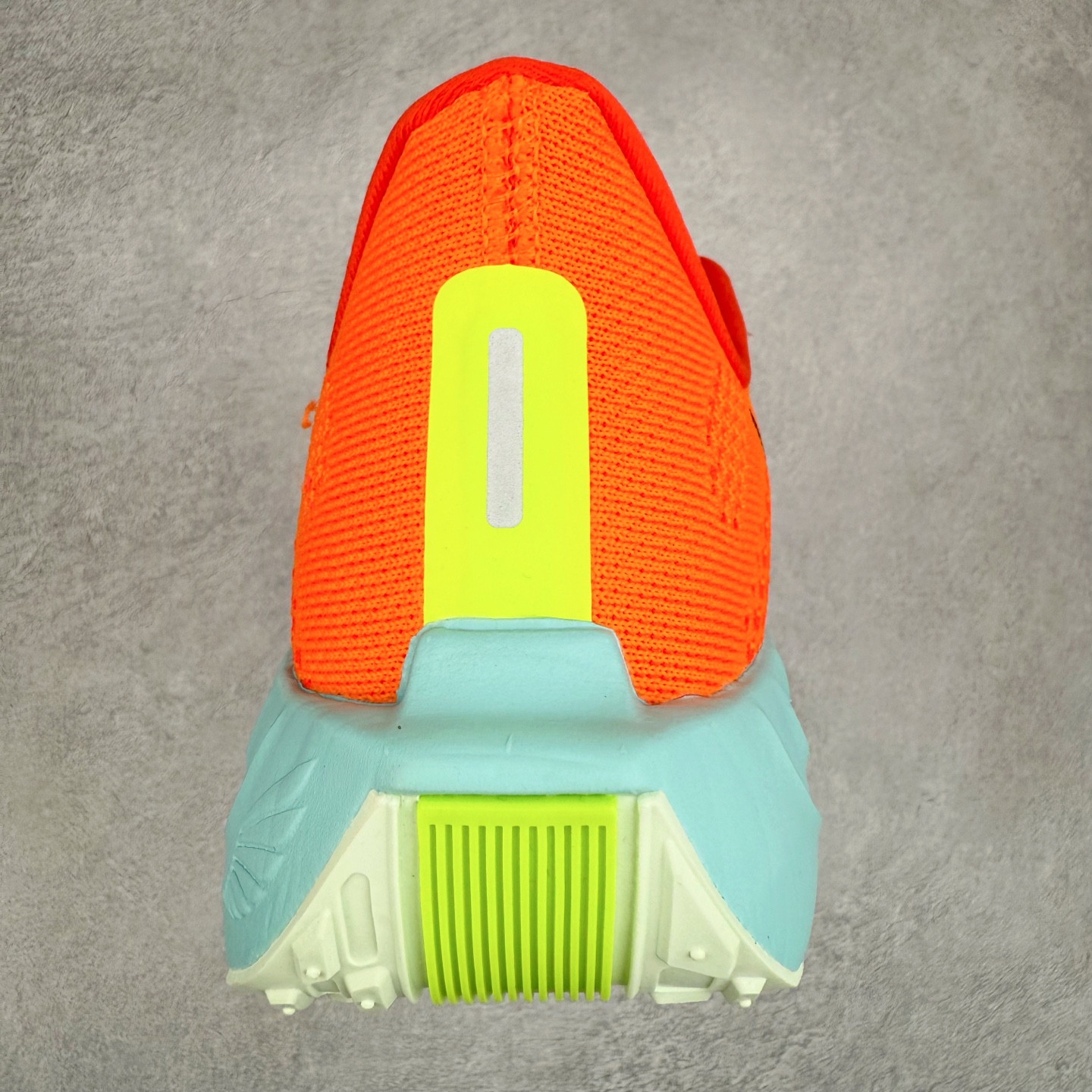 图片[8]-NK Zoom Pegasus Plus 超级飞马涡轮增压马拉松慢跑鞋 FQ7262 在设计上延续了原版鞋款的经典风格，向 Pegasus Turbo 致敬。鞋面采用 Flyknit 材质，巧妙地在不同区域实现紧密与松散的编织结合。标志性的尼龙中部条纹与原版 Turbo 设计呼应。原有的 Flywire 被内部毡织带替代。鞋领的衬垫和鞋跟支撑则为鞋面增添了完善的细节。与以往的 Turbo 型号采用双层泡沫不同，Pegasus Plus 使用了一体式 ZoomX 中底。鞋跟厚度为 35 毫米，前掌为 25 毫米，形成 10 毫米的落差，外底覆盖了大量橡胶，而 ZoomX 外露的部分也十分显眼。尺码：36 36.5 37.5 38 38.5 39 40 40.5 41 42 42.5 43 44 44.5 45-选品中心