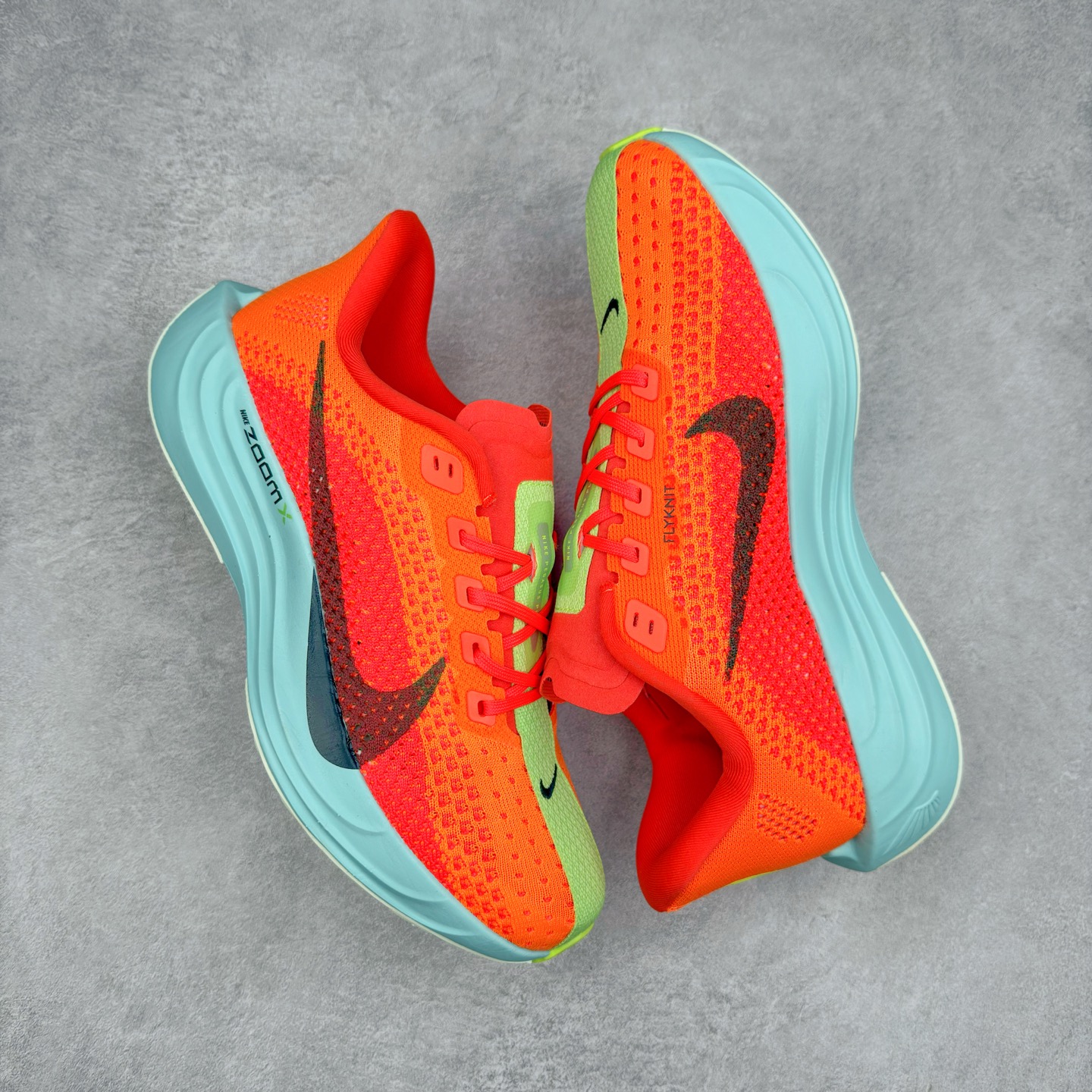 图片[3]-NK Zoom Pegasus Plus 超级飞马涡轮增压马拉松慢跑鞋 FQ7262 在设计上延续了原版鞋款的经典风格，向 Pegasus Turbo 致敬。鞋面采用 Flyknit 材质，巧妙地在不同区域实现紧密与松散的编织结合。标志性的尼龙中部条纹与原版 Turbo 设计呼应。原有的 Flywire 被内部毡织带替代。鞋领的衬垫和鞋跟支撑则为鞋面增添了完善的细节。与以往的 Turbo 型号采用双层泡沫不同，Pegasus Plus 使用了一体式 ZoomX 中底。鞋跟厚度为 35 毫米，前掌为 25 毫米，形成 10 毫米的落差，外底覆盖了大量橡胶，而 ZoomX 外露的部分也十分显眼。尺码：36 36.5 37.5 38 38.5 39 40 40.5 41 42 42.5 43 44 44.5 45-选品中心