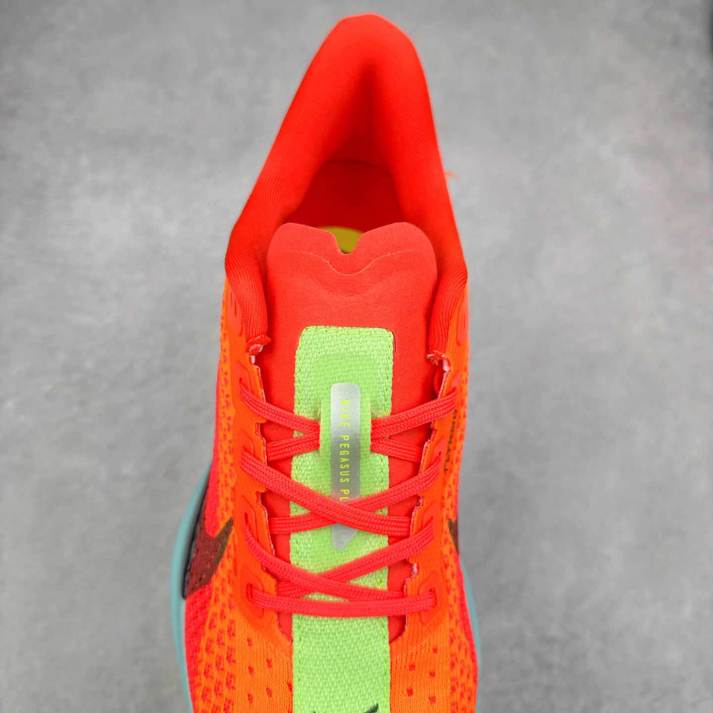 图片[5]-NK Zoom Pegasus Plus 超级飞马涡轮增压马拉松慢跑鞋 FQ7262 在设计上延续了原版鞋款的经典风格，向 Pegasus Turbo 致敬。鞋面采用 Flyknit 材质，巧妙地在不同区域实现紧密与松散的编织结合。标志性的尼龙中部条纹与原版 Turbo 设计呼应。原有的 Flywire 被内部毡织带替代。鞋领的衬垫和鞋跟支撑则为鞋面增添了完善的细节。与以往的 Turbo 型号采用双层泡沫不同，Pegasus Plus 使用了一体式 ZoomX 中底。鞋跟厚度为 35 毫米，前掌为 25 毫米，形成 10 毫米的落差，外底覆盖了大量橡胶，而 ZoomX 外露的部分也十分显眼。尺码：36 36.5 37.5 38 38.5 39 40 40.5 41 42 42.5 43 44 44.5 45-选品中心