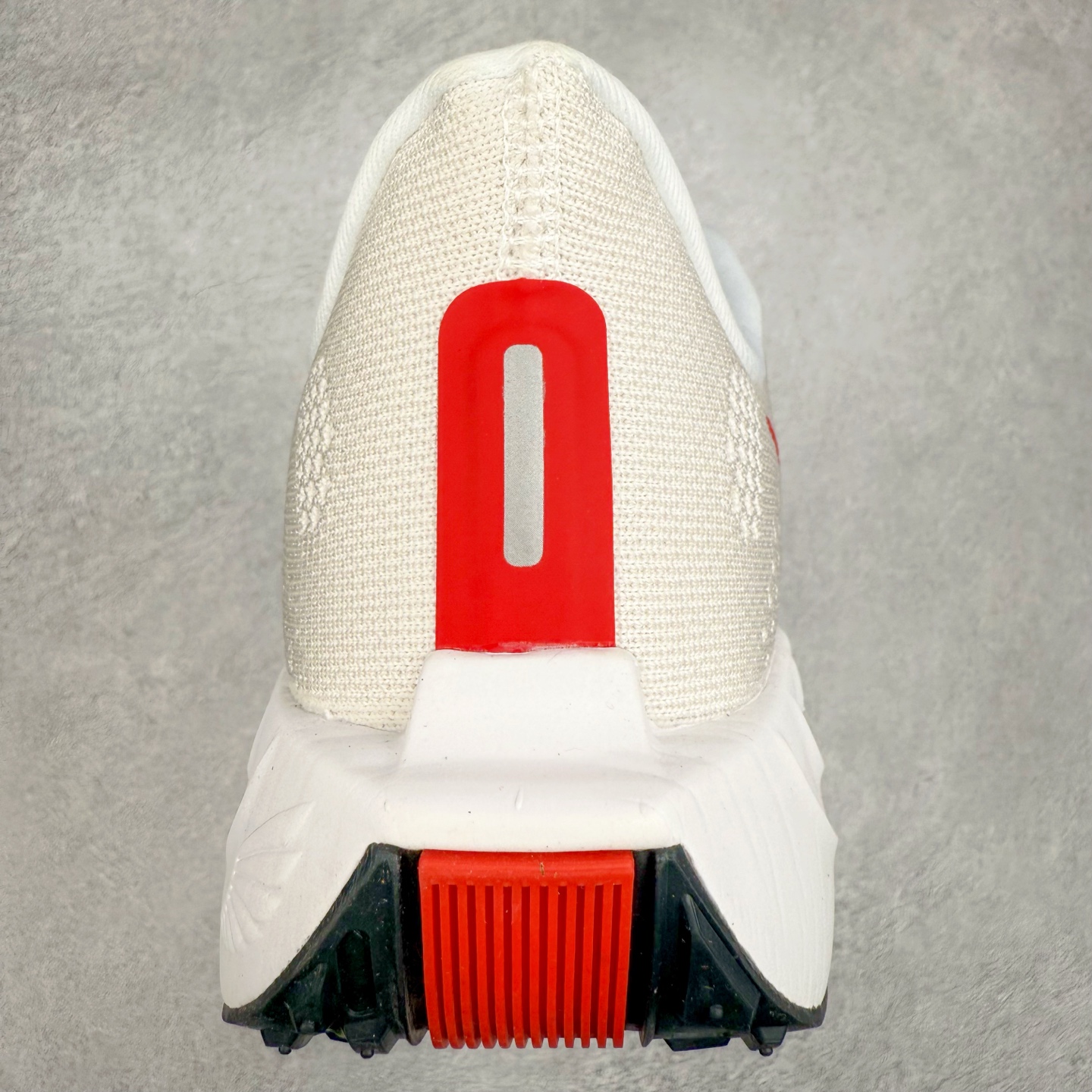 图片[8]-NK Zoom Pegasus Plus 超级飞马涡轮增压马拉松慢跑鞋 FQ7262 在设计上延续了原版鞋款的经典风格，向 Pegasus Turbo 致敬。鞋面采用 Flyknit 材质，巧妙地在不同区域实现紧密与松散的编织结合。标志性的尼龙中部条纹与原版 Turbo 设计呼应。原有的 Flywire 被内部毡织带替代。鞋领的衬垫和鞋跟支撑则为鞋面增添了完善的细节。与以往的 Turbo 型号采用双层泡沫不同，Pegasus Plus 使用了一体式 ZoomX 中底。鞋跟厚度为 35 毫米，前掌为 25 毫米，形成 10 毫米的落差，外底覆盖了大量橡胶，而 ZoomX 外露的部分也十分显眼。尺码：36 36.5 37.5 38 38.5 39 40 40.5 41 42 42.5 43 44 44.5 45-选品中心