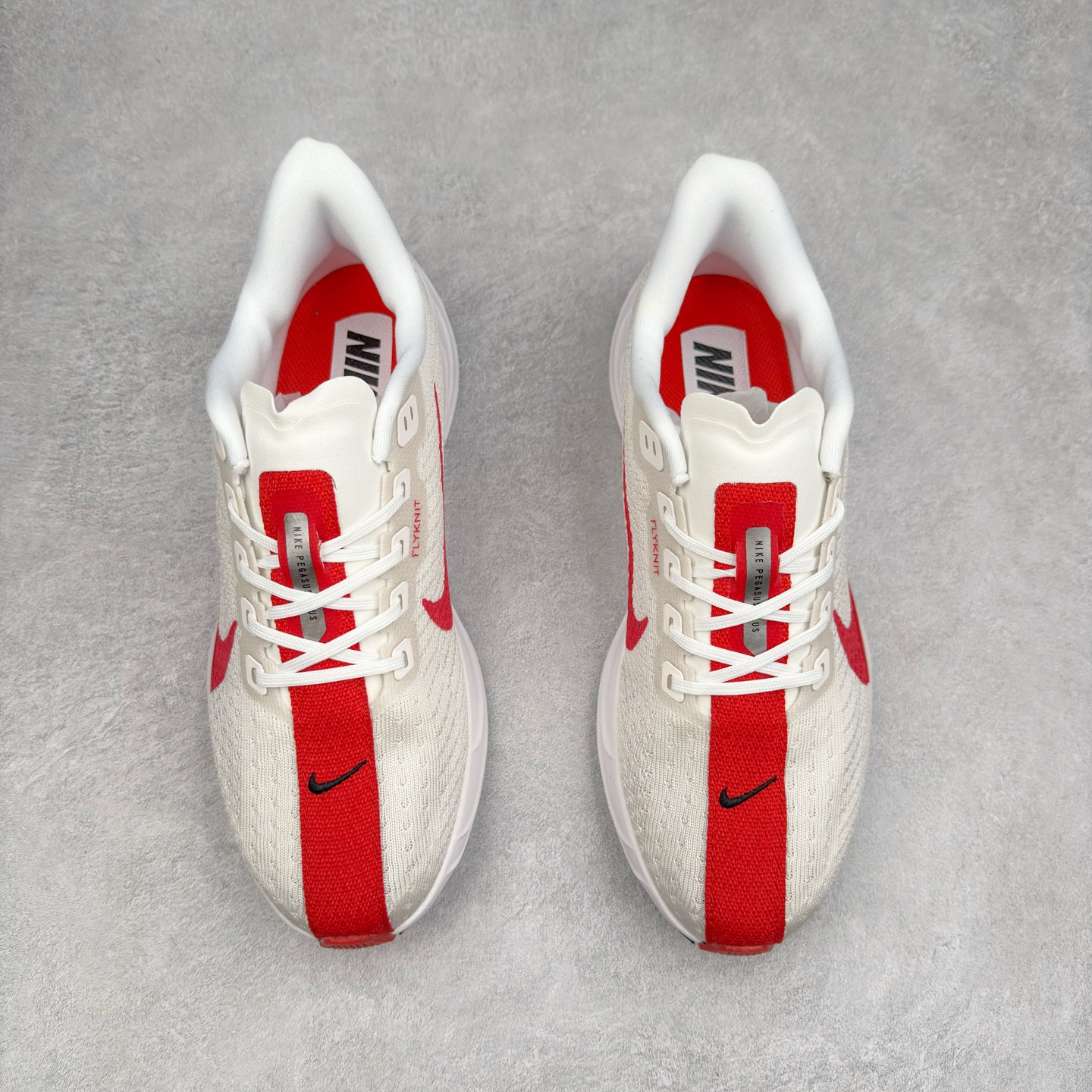 图片[2]-NK Zoom Pegasus Plus 超级飞马涡轮增压马拉松慢跑鞋 FQ7262 在设计上延续了原版鞋款的经典风格，向 Pegasus Turbo 致敬。鞋面采用 Flyknit 材质，巧妙地在不同区域实现紧密与松散的编织结合。标志性的尼龙中部条纹与原版 Turbo 设计呼应。原有的 Flywire 被内部毡织带替代。鞋领的衬垫和鞋跟支撑则为鞋面增添了完善的细节。与以往的 Turbo 型号采用双层泡沫不同，Pegasus Plus 使用了一体式 ZoomX 中底。鞋跟厚度为 35 毫米，前掌为 25 毫米，形成 10 毫米的落差，外底覆盖了大量橡胶，而 ZoomX 外露的部分也十分显眼。尺码：36 36.5 37.5 38 38.5 39 40 40.5 41 42 42.5 43 44 44.5 45-选品中心