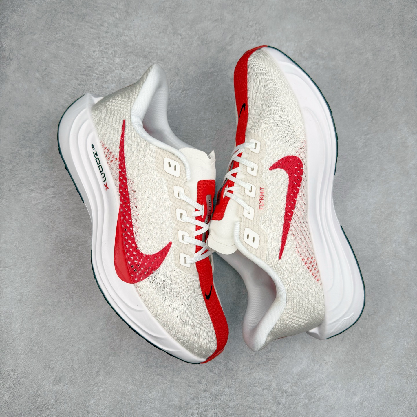 图片[3]-NK Zoom Pegasus Plus 超级飞马涡轮增压马拉松慢跑鞋 FQ7262 在设计上延续了原版鞋款的经典风格，向 Pegasus Turbo 致敬。鞋面采用 Flyknit 材质，巧妙地在不同区域实现紧密与松散的编织结合。标志性的尼龙中部条纹与原版 Turbo 设计呼应。原有的 Flywire 被内部毡织带替代。鞋领的衬垫和鞋跟支撑则为鞋面增添了完善的细节。与以往的 Turbo 型号采用双层泡沫不同，Pegasus Plus 使用了一体式 ZoomX 中底。鞋跟厚度为 35 毫米，前掌为 25 毫米，形成 10 毫米的落差，外底覆盖了大量橡胶，而 ZoomX 外露的部分也十分显眼。尺码：36 36.5 37.5 38 38.5 39 40 40.5 41 42 42.5 43 44 44.5 45-选品中心