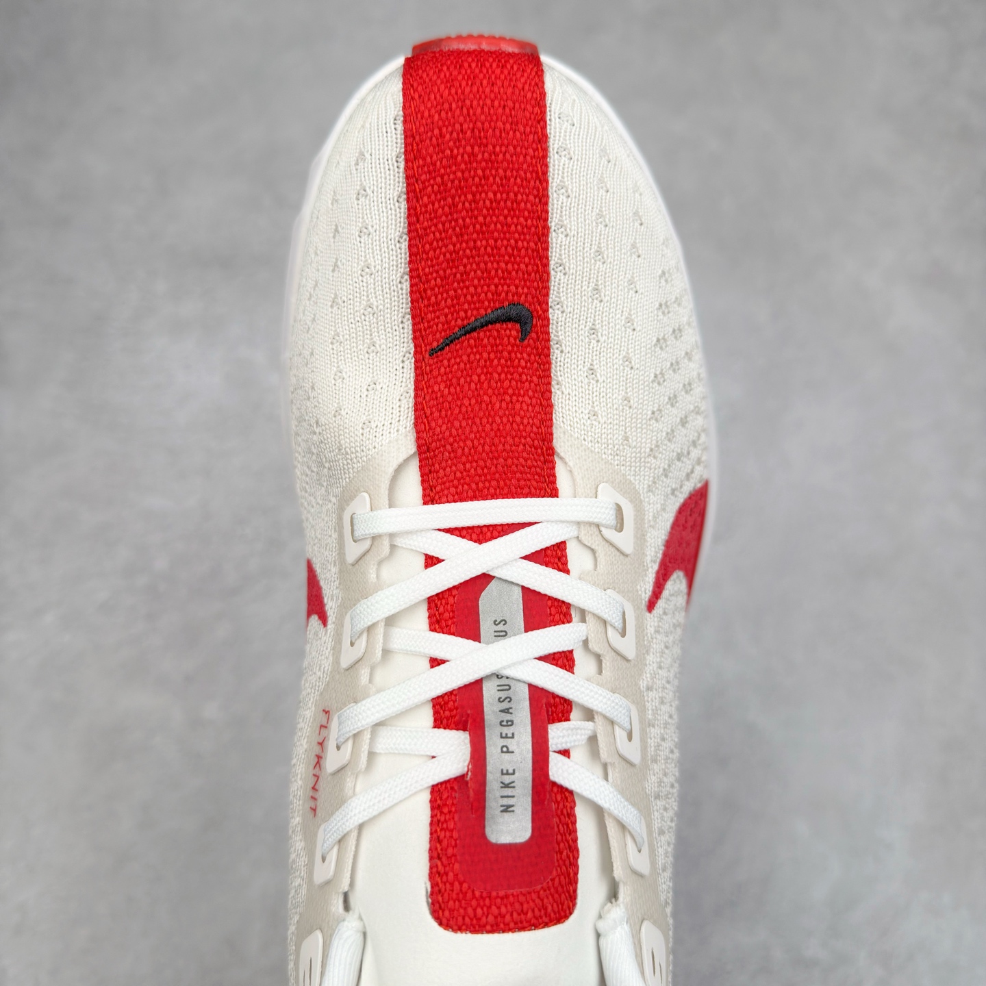 图片[4]-NK Zoom Pegasus Plus 超级飞马涡轮增压马拉松慢跑鞋 FQ7262 在设计上延续了原版鞋款的经典风格，向 Pegasus Turbo 致敬。鞋面采用 Flyknit 材质，巧妙地在不同区域实现紧密与松散的编织结合。标志性的尼龙中部条纹与原版 Turbo 设计呼应。原有的 Flywire 被内部毡织带替代。鞋领的衬垫和鞋跟支撑则为鞋面增添了完善的细节。与以往的 Turbo 型号采用双层泡沫不同，Pegasus Plus 使用了一体式 ZoomX 中底。鞋跟厚度为 35 毫米，前掌为 25 毫米，形成 10 毫米的落差，外底覆盖了大量橡胶，而 ZoomX 外露的部分也十分显眼。尺码：36 36.5 37.5 38 38.5 39 40 40.5 41 42 42.5 43 44 44.5 45-选品中心