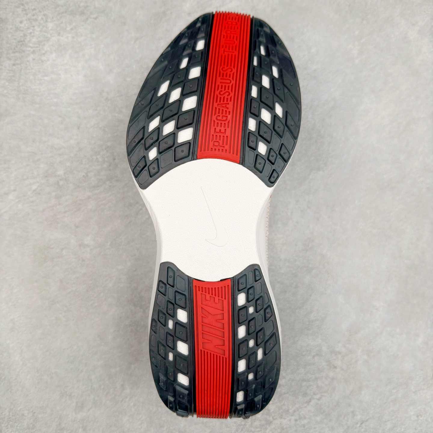 图片[9]-NK Zoom Pegasus Plus 超级飞马涡轮增压马拉松慢跑鞋 FQ7262 在设计上延续了原版鞋款的经典风格，向 Pegasus Turbo 致敬。鞋面采用 Flyknit 材质，巧妙地在不同区域实现紧密与松散的编织结合。标志性的尼龙中部条纹与原版 Turbo 设计呼应。原有的 Flywire 被内部毡织带替代。鞋领的衬垫和鞋跟支撑则为鞋面增添了完善的细节。与以往的 Turbo 型号采用双层泡沫不同，Pegasus Plus 使用了一体式 ZoomX 中底。鞋跟厚度为 35 毫米，前掌为 25 毫米，形成 10 毫米的落差，外底覆盖了大量橡胶，而 ZoomX 外露的部分也十分显眼。尺码：36 36.5 37.5 38 38.5 39 40 40.5 41 42 42.5 43 44 44.5 45-选品中心