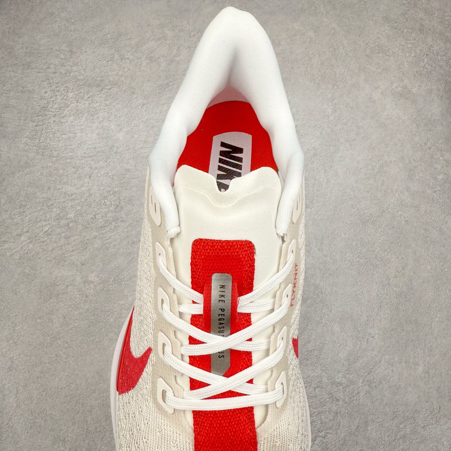 图片[5]-NK Zoom Pegasus Plus 超级飞马涡轮增压马拉松慢跑鞋 FQ7262 在设计上延续了原版鞋款的经典风格，向 Pegasus Turbo 致敬。鞋面采用 Flyknit 材质，巧妙地在不同区域实现紧密与松散的编织结合。标志性的尼龙中部条纹与原版 Turbo 设计呼应。原有的 Flywire 被内部毡织带替代。鞋领的衬垫和鞋跟支撑则为鞋面增添了完善的细节。与以往的 Turbo 型号采用双层泡沫不同，Pegasus Plus 使用了一体式 ZoomX 中底。鞋跟厚度为 35 毫米，前掌为 25 毫米，形成 10 毫米的落差，外底覆盖了大量橡胶，而 ZoomX 外露的部分也十分显眼。尺码：36 36.5 37.5 38 38.5 39 40 40.5 41 42 42.5 43 44 44.5 45-选品中心