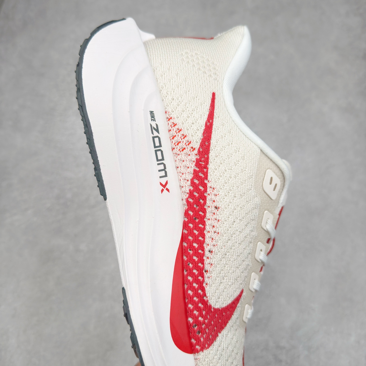 图片[6]-NK Zoom Pegasus Plus 超级飞马涡轮增压马拉松慢跑鞋 FQ7262 在设计上延续了原版鞋款的经典风格，向 Pegasus Turbo 致敬。鞋面采用 Flyknit 材质，巧妙地在不同区域实现紧密与松散的编织结合。标志性的尼龙中部条纹与原版 Turbo 设计呼应。原有的 Flywire 被内部毡织带替代。鞋领的衬垫和鞋跟支撑则为鞋面增添了完善的细节。与以往的 Turbo 型号采用双层泡沫不同，Pegasus Plus 使用了一体式 ZoomX 中底。鞋跟厚度为 35 毫米，前掌为 25 毫米，形成 10 毫米的落差，外底覆盖了大量橡胶，而 ZoomX 外露的部分也十分显眼。尺码：36 36.5 37.5 38 38.5 39 40 40.5 41 42 42.5 43 44 44.5 45-选品中心