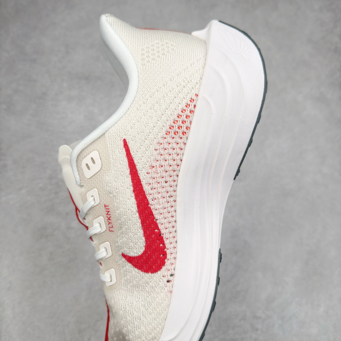 图片[7]-NK Zoom Pegasus Plus 超级飞马涡轮增压马拉松慢跑鞋 FQ7262 在设计上延续了原版鞋款的经典风格，向 Pegasus Turbo 致敬。鞋面采用 Flyknit 材质，巧妙地在不同区域实现紧密与松散的编织结合。标志性的尼龙中部条纹与原版 Turbo 设计呼应。原有的 Flywire 被内部毡织带替代。鞋领的衬垫和鞋跟支撑则为鞋面增添了完善的细节。与以往的 Turbo 型号采用双层泡沫不同，Pegasus Plus 使用了一体式 ZoomX 中底。鞋跟厚度为 35 毫米，前掌为 25 毫米，形成 10 毫米的落差，外底覆盖了大量橡胶，而 ZoomX 外露的部分也十分显眼。尺码：36 36.5 37.5 38 38.5 39 40 40.5 41 42 42.5 43 44 44.5 45-选品中心