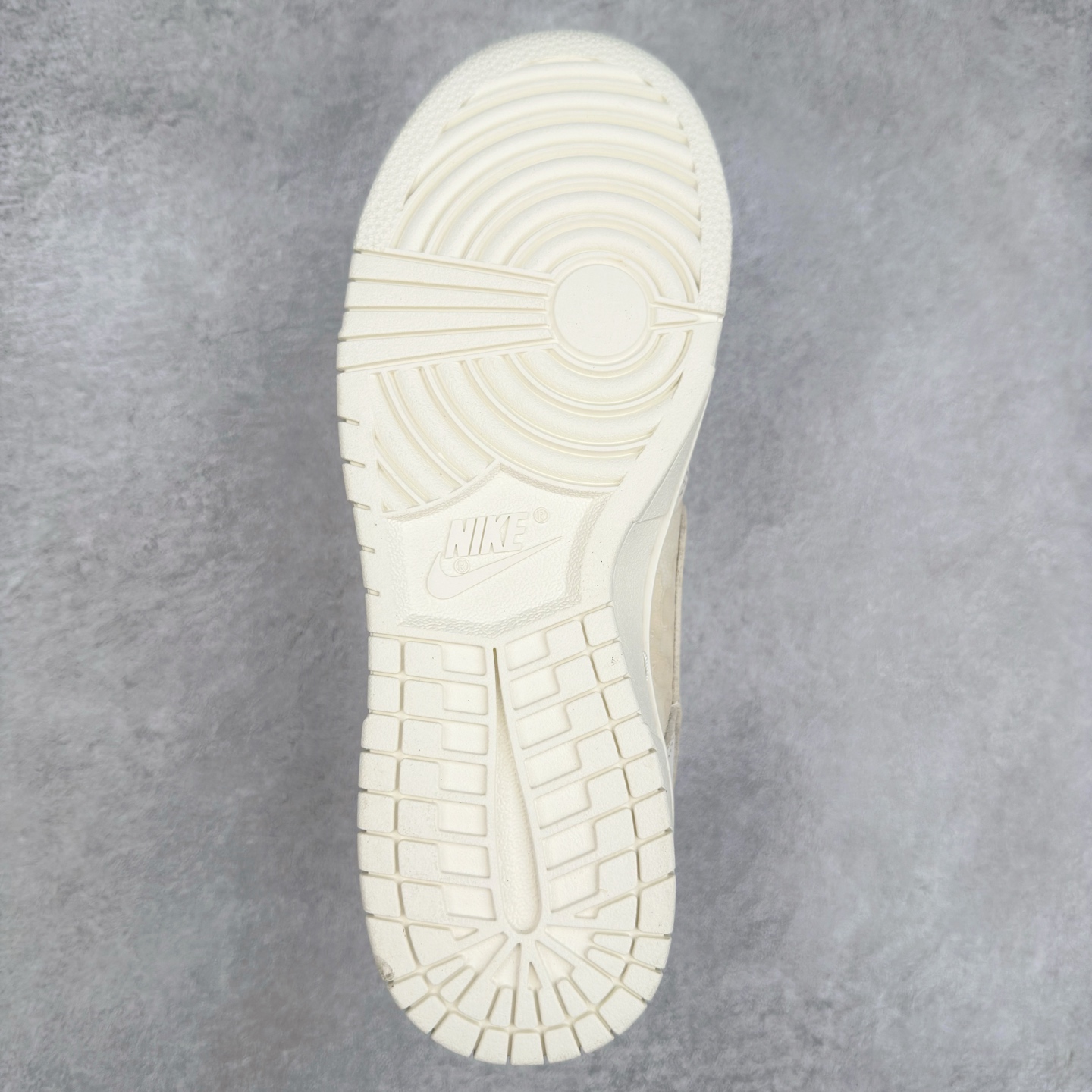 图片[9]-＃F版 NK Dunk Low 米灰白 HJ5870-100 性价比王者 极限压缩利润空间 超乎所想的高性价比 用料绝不含糊 原盒原配 正确耐磨橡胶大底 超高清洁度 全鞋零毛边皮料切割 全套原楦原模倾力打造完美版型 尺码：36 36.5 37.5 38 38.5 39 40 40.5 41 42 42.5 43 44 44.5 45 46 47.5-选品中心