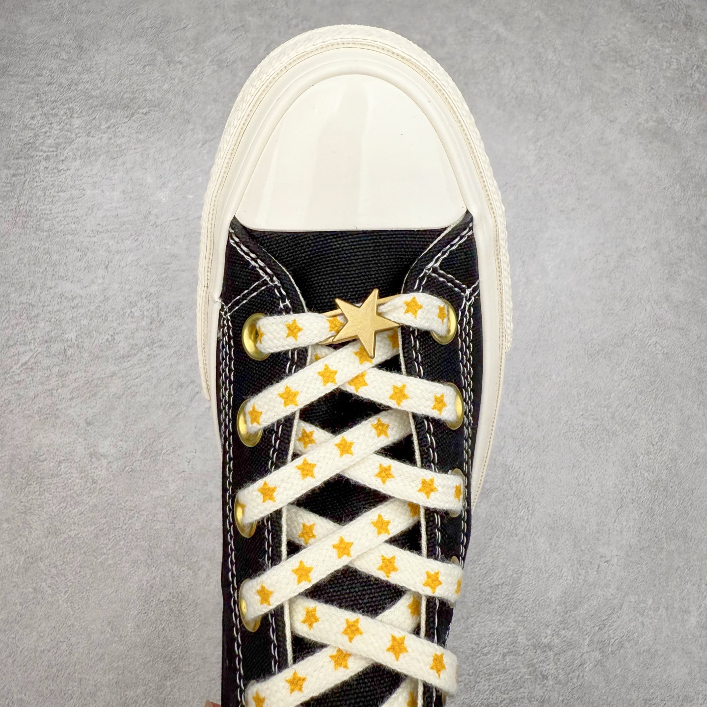 图片[4]-Converse Chuck 1970s 星星鞋🌟 匡威官方新款 经典70s鞋身搭配金色星星元素鞋带 后跟星星印花点缀与之相呼应 鞋带孔和内侧立体Logo的金色描边显得很高级 货号：A12462C 黑色 货号：A12463C 酒红 尺码：35 36 36.5 37 37.5 38 39 39.5 40 41 41.5 42 42.5 43 44-选品中心