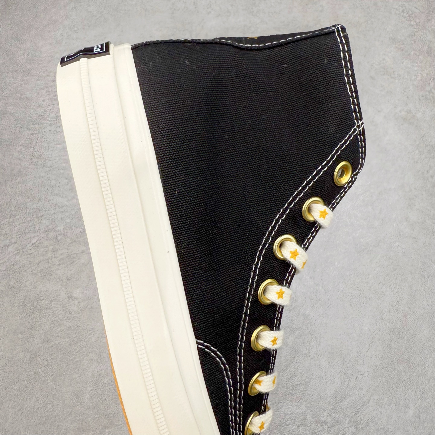 图片[6]-Converse Chuck 1970s 星星鞋🌟 匡威官方新款 经典70s鞋身搭配金色星星元素鞋带 后跟星星印花点缀与之相呼应 鞋带孔和内侧立体Logo的金色描边显得很高级 货号：A12462C 黑色 货号：A12463C 酒红 尺码：35 36 36.5 37 37.5 38 39 39.5 40 41 41.5 42 42.5 43 44-选品中心