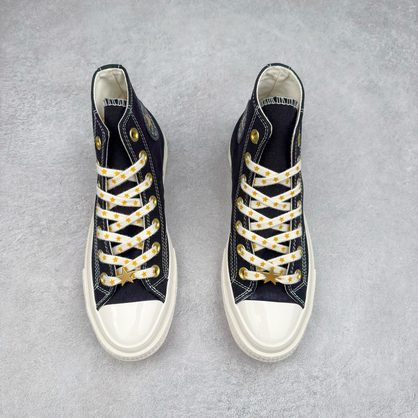 图片[2]-Converse Chuck 1970s 星星鞋🌟 匡威官方新款 经典70s鞋身搭配金色星星元素鞋带 后跟星星印花点缀与之相呼应 鞋带孔和内侧立体Logo的金色描边显得很高级 货号：A12462C 黑色 货号：A12463C 酒红 尺码：35 36 36.5 37 37.5 38 39 39.5 40 41 41.5 42 42.5 43 44-选品中心