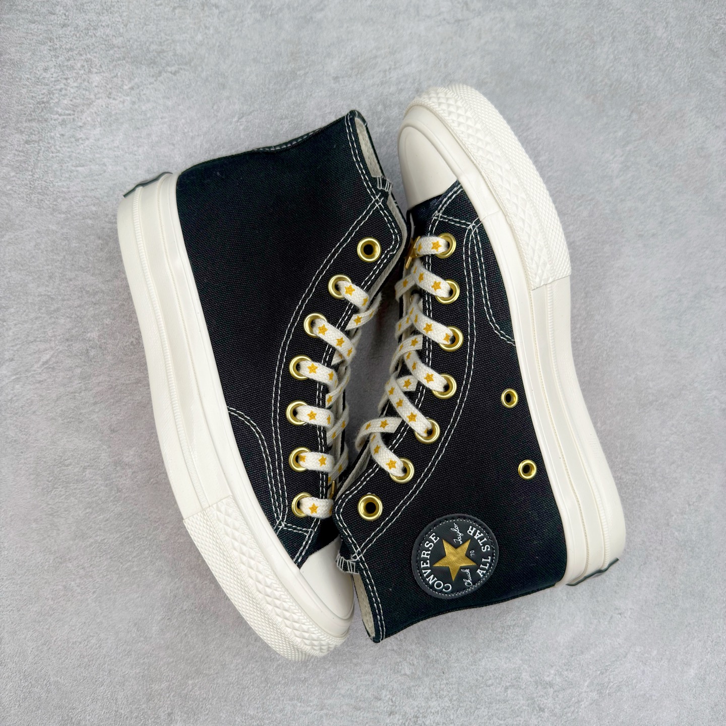 图片[3]-Converse Chuck 1970s 星星鞋🌟 匡威官方新款 经典70s鞋身搭配金色星星元素鞋带 后跟星星印花点缀与之相呼应 鞋带孔和内侧立体Logo的金色描边显得很高级 货号：A12462C 黑色 货号：A12463C 酒红 尺码：35 36 36.5 37 37.5 38 39 39.5 40 41 41.5 42 42.5 43 44-选品中心