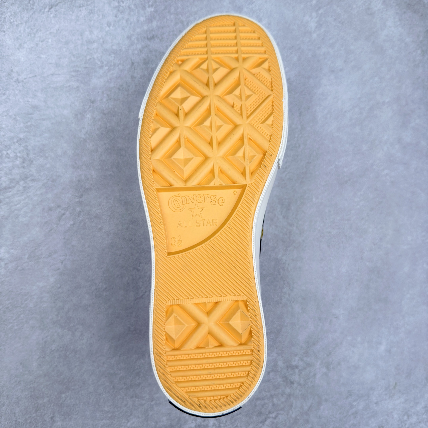 图片[9]-Converse Chuck 1970s 星星鞋🌟 匡威官方新款 经典70s鞋身搭配金色星星元素鞋带 后跟星星印花点缀与之相呼应 鞋带孔和内侧立体Logo的金色描边显得很高级 货号：A12462C 黑色 货号：A12463C 酒红 尺码：35 36 36.5 37 37.5 38 39 39.5 40 41 41.5 42 42.5 43 44-选品中心