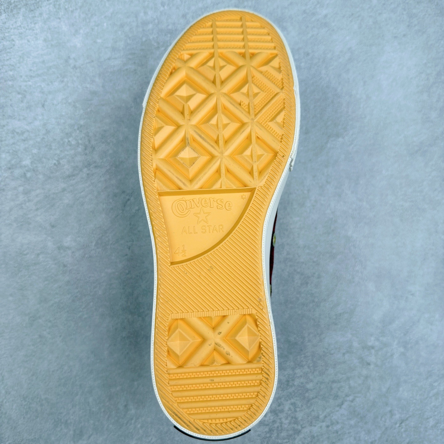 图片[9]-Converse Chuck 1970s 星星鞋🌟 匡威官方新款 经典70s鞋身搭配金色星星元素鞋带 后跟星星印花点缀与之相呼应 鞋带孔和内侧立体Logo的金色描边显得很高级 货号：A12462C 黑色 货号：A12463C 酒红 尺码：35 36 36.5 37 37.5 38 39 39.5 40 41 41.5 42 42.5 43 44-选品中心