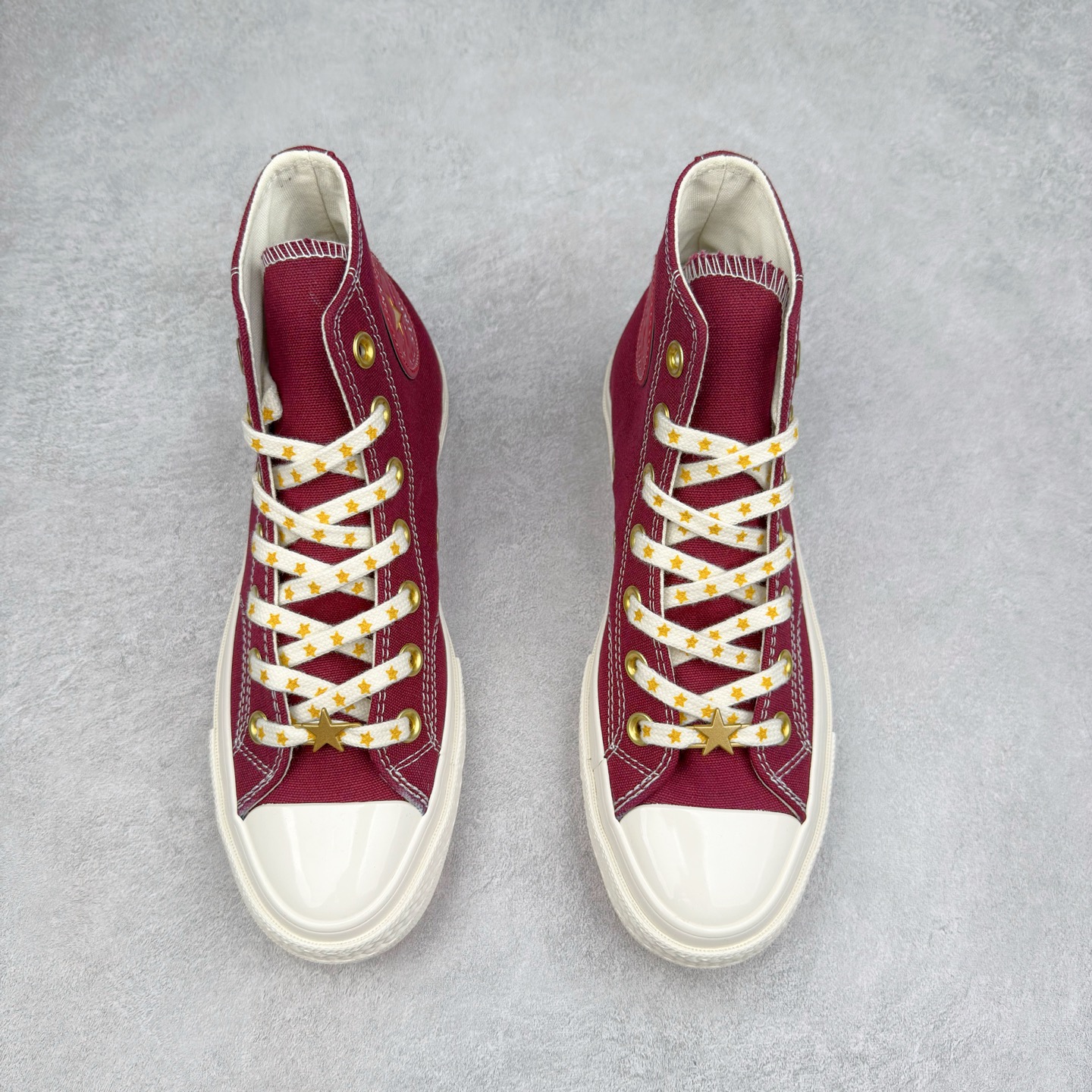 图片[2]-Converse Chuck 1970s 星星鞋🌟 匡威官方新款 经典70s鞋身搭配金色星星元素鞋带 后跟星星印花点缀与之相呼应 鞋带孔和内侧立体Logo的金色描边显得很高级 货号：A12462C 黑色 货号：A12463C 酒红 尺码：35 36 36.5 37 37.5 38 39 39.5 40 41 41.5 42 42.5 43 44-选品中心