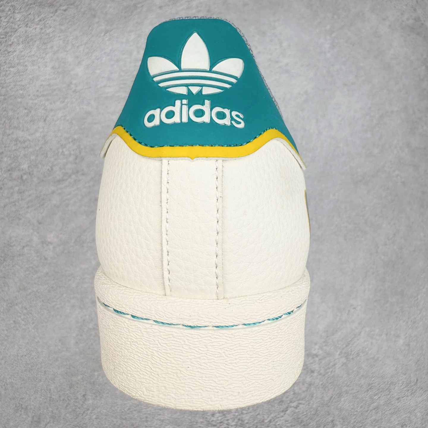 图片[8]-＃C2 AD Originals Superstar 经典复古贝壳头板鞋 SD6824 诞生于1969年 是第一双将全皮面鞋 身与橡胶鞋头结合在一起的低帮篮球鞋 Superstar最开始 是作为高帮篮球鞋Pro Model的低帮版本而出现的 但因为其独特和醒目的橡胶鞋头造型而让大家熟知 被大家形象地称为\\\”shelltoe\\\”贝壳头 在70年代的美国职业篮球场上 接近3/4的NBA球员都将这双Superstar作为场上用鞋 80年代之后 经过不断的改良和发展 Superstar逐渐成为横跨时装、音乐、街头文化、休闲和运动等各大领域的时尚潮鞋 尺码：36 36.5 37 38 38.5 39 40 40.5 41 42 42.5 43 44 44.5 45-选品中心