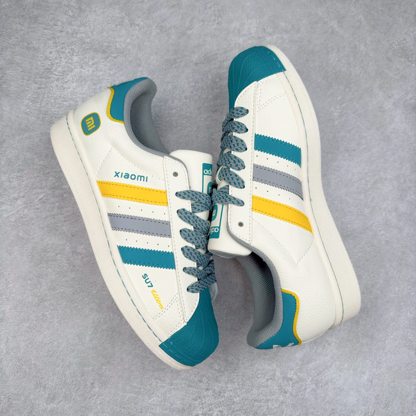 图片[3]-＃C2 AD Originals Superstar 经典复古贝壳头板鞋 SD6824 诞生于1969年 是第一双将全皮面鞋 身与橡胶鞋头结合在一起的低帮篮球鞋 Superstar最开始 是作为高帮篮球鞋Pro Model的低帮版本而出现的 但因为其独特和醒目的橡胶鞋头造型而让大家熟知 被大家形象地称为\\\”shelltoe\\\”贝壳头 在70年代的美国职业篮球场上 接近3/4的NBA球员都将这双Superstar作为场上用鞋 80年代之后 经过不断的改良和发展 Superstar逐渐成为横跨时装、音乐、街头文化、休闲和运动等各大领域的时尚潮鞋 尺码：36 36.5 37 38 38.5 39 40 40.5 41 42 42.5 43 44 44.5 45-选品中心