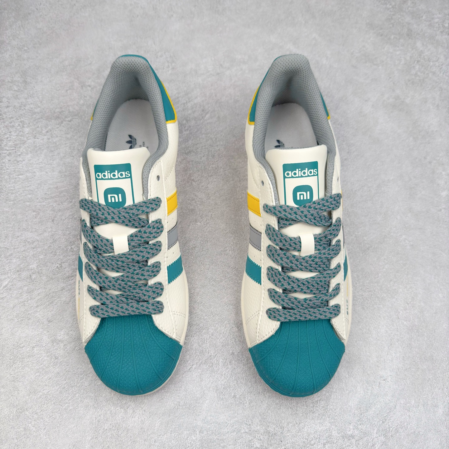 图片[2]-＃C2 AD Originals Superstar 经典复古贝壳头板鞋 SD6824 诞生于1969年 是第一双将全皮面鞋 身与橡胶鞋头结合在一起的低帮篮球鞋 Superstar最开始 是作为高帮篮球鞋Pro Model的低帮版本而出现的 但因为其独特和醒目的橡胶鞋头造型而让大家熟知 被大家形象地称为\\\”shelltoe\\\”贝壳头 在70年代的美国职业篮球场上 接近3/4的NBA球员都将这双Superstar作为场上用鞋 80年代之后 经过不断的改良和发展 Superstar逐渐成为横跨时装、音乐、街头文化、休闲和运动等各大领域的时尚潮鞋 尺码：36 36.5 37 38 38.5 39 40 40.5 41 42 42.5 43 44 44.5 45-选品中心