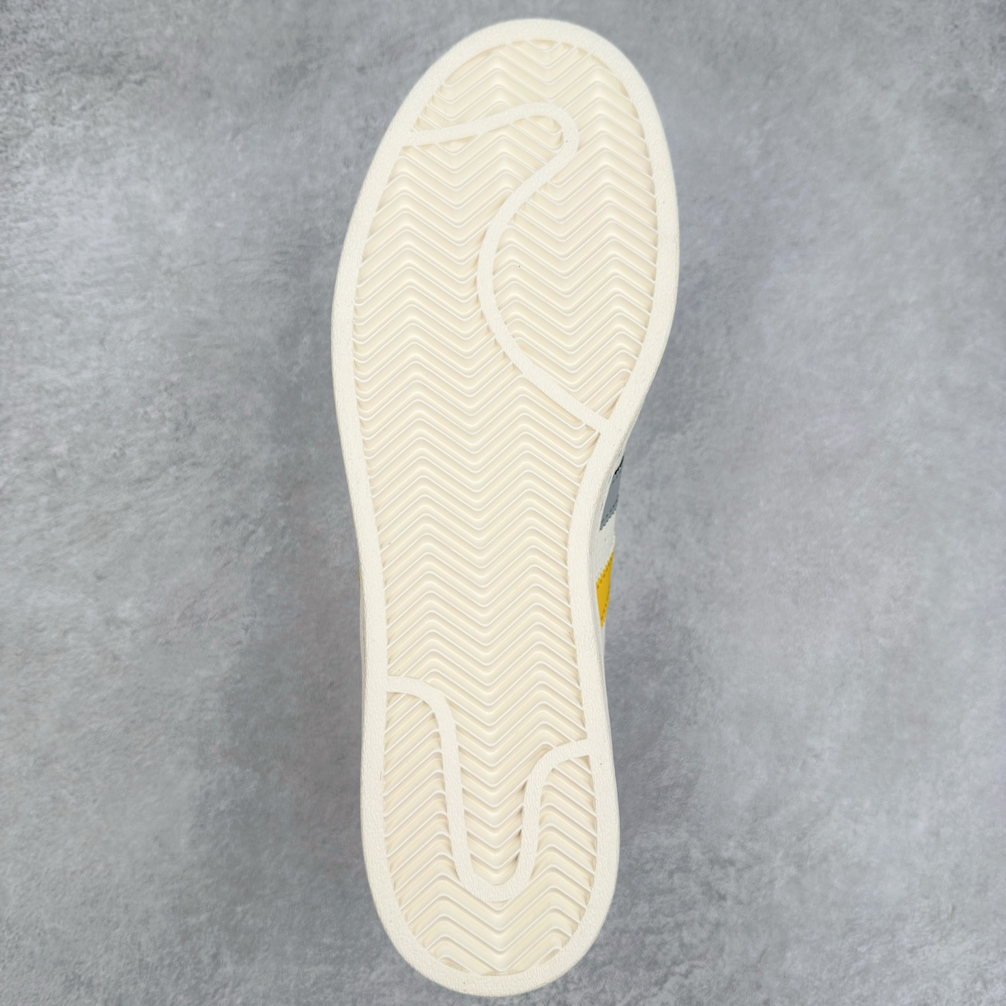 图片[9]-＃C2 AD Originals Superstar 经典复古贝壳头板鞋 SD6824 诞生于1969年 是第一双将全皮面鞋 身与橡胶鞋头结合在一起的低帮篮球鞋 Superstar最开始 是作为高帮篮球鞋Pro Model的低帮版本而出现的 但因为其独特和醒目的橡胶鞋头造型而让大家熟知 被大家形象地称为\\\”shelltoe\\\”贝壳头 在70年代的美国职业篮球场上 接近3/4的NBA球员都将这双Superstar作为场上用鞋 80年代之后 经过不断的改良和发展 Superstar逐渐成为横跨时装、音乐、街头文化、休闲和运动等各大领域的时尚潮鞋 尺码：36 36.5 37 38 38.5 39 40 40.5 41 42 42.5 43 44 44.5 45-选品中心