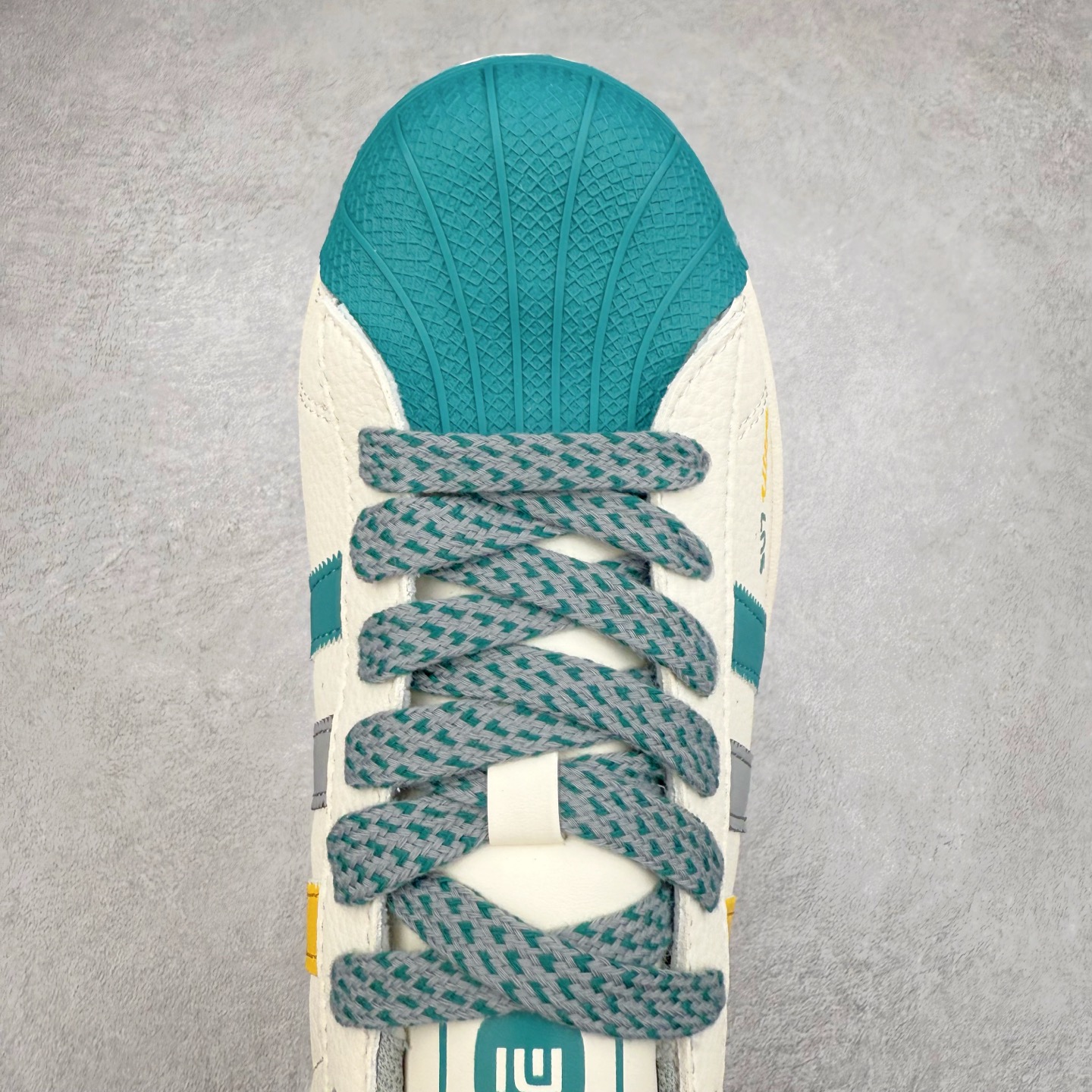 图片[4]-＃C2 AD Originals Superstar 经典复古贝壳头板鞋 SD6824 诞生于1969年 是第一双将全皮面鞋 身与橡胶鞋头结合在一起的低帮篮球鞋 Superstar最开始 是作为高帮篮球鞋Pro Model的低帮版本而出现的 但因为其独特和醒目的橡胶鞋头造型而让大家熟知 被大家形象地称为\\\”shelltoe\\\”贝壳头 在70年代的美国职业篮球场上 接近3/4的NBA球员都将这双Superstar作为场上用鞋 80年代之后 经过不断的改良和发展 Superstar逐渐成为横跨时装、音乐、街头文化、休闲和运动等各大领域的时尚潮鞋 尺码：36 36.5 37 38 38.5 39 40 40.5 41 42 42.5 43 44 44.5 45-选品中心