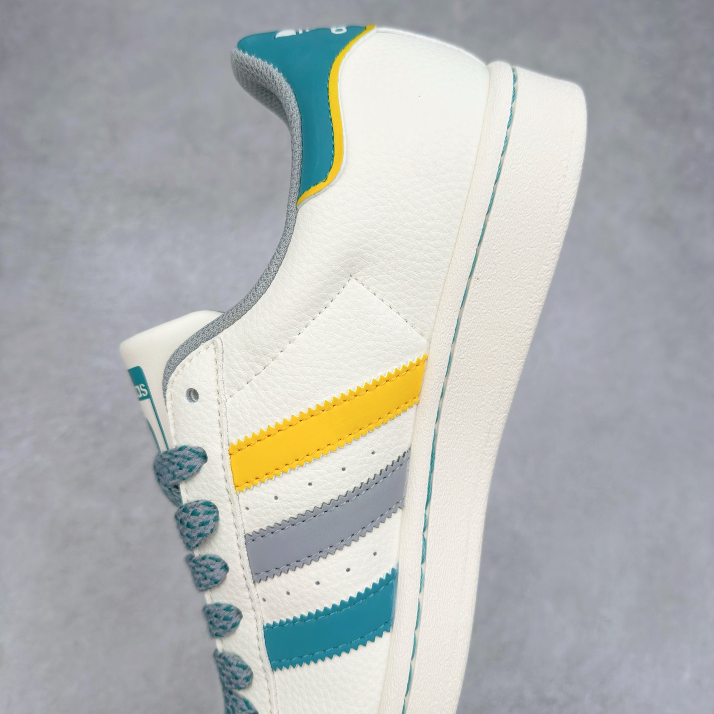 图片[7]-＃C2 AD Originals Superstar 经典复古贝壳头板鞋 SD6824 诞生于1969年 是第一双将全皮面鞋 身与橡胶鞋头结合在一起的低帮篮球鞋 Superstar最开始 是作为高帮篮球鞋Pro Model的低帮版本而出现的 但因为其独特和醒目的橡胶鞋头造型而让大家熟知 被大家形象地称为\\\”shelltoe\\\”贝壳头 在70年代的美国职业篮球场上 接近3/4的NBA球员都将这双Superstar作为场上用鞋 80年代之后 经过不断的改良和发展 Superstar逐渐成为横跨时装、音乐、街头文化、休闲和运动等各大领域的时尚潮鞋 尺码：36 36.5 37 38 38.5 39 40 40.5 41 42 42.5 43 44 44.5 45-选品中心