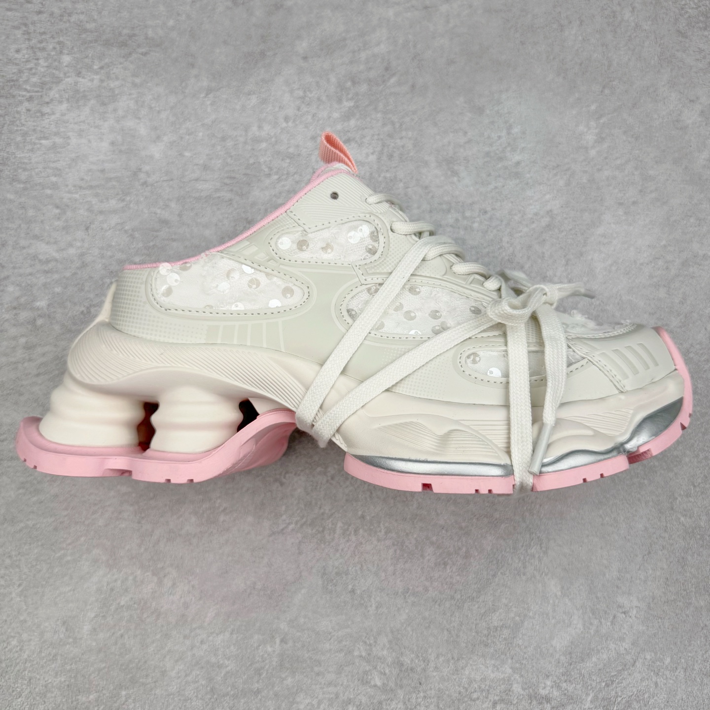 GG-CC白鹿同款老爹鞋 舒适百搭厚底春季新款女士休闲运动鞋系列 #广东大厂出品 完美细节 大长腿时髦look轻松定格 不费力展现率性氛围 酷帅机能风不规则设计大底 GGCC拼色造型设计 轻便舒适百搭 不管怎么搭都敲好看~ 尺码:35 36 37 38 39 40-选品中心