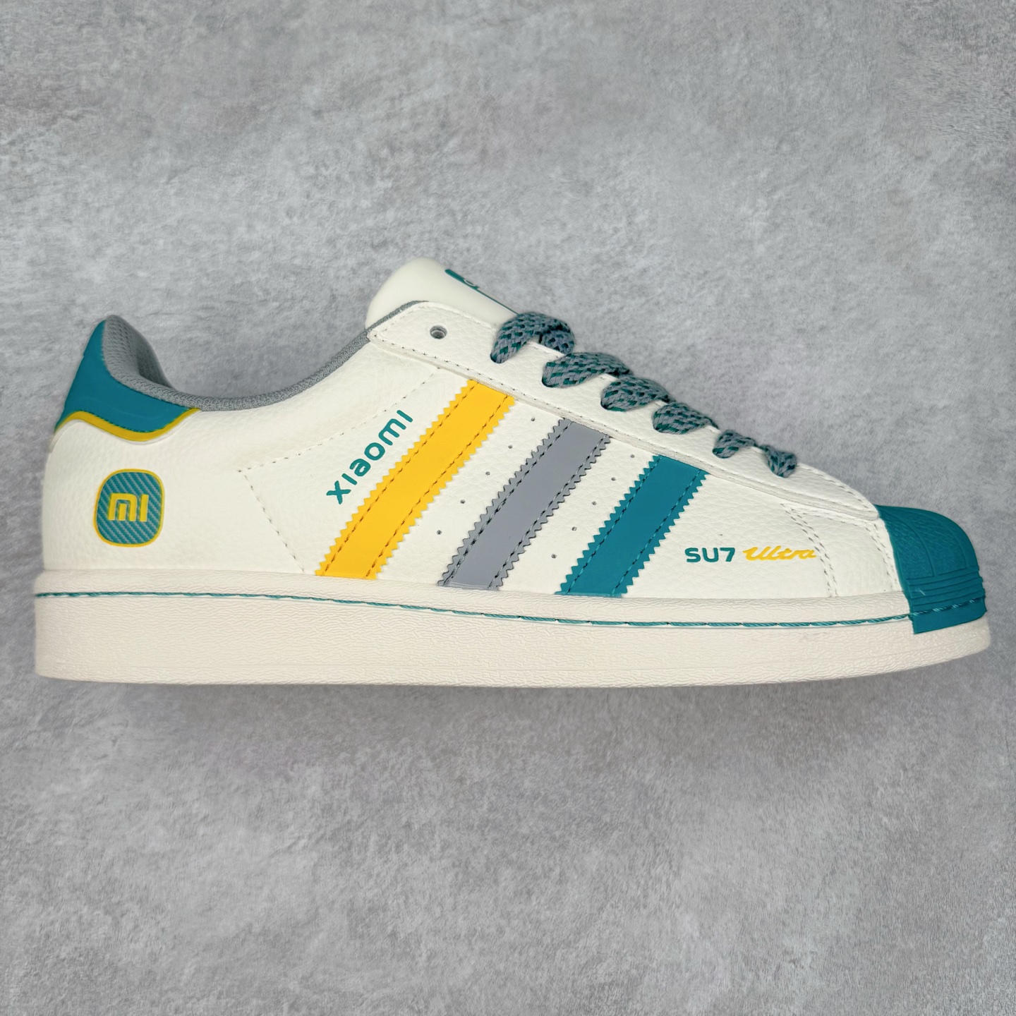 ＃C2 AD Originals Superstar 经典复古贝壳头板鞋 SD6824 诞生于1969年 是第一双将全皮面鞋 身与橡胶鞋头结合在一起的低帮篮球鞋 Superstar最开始 是作为高帮篮球鞋Pro Model的低帮版本而出现的 但因为其独特和醒目的橡胶鞋头造型而让大家熟知 被大家形象地称为\\\”shelltoe\\\”贝壳头 在70年代的美国职业篮球场上 接近3/4的NBA球员都将这双Superstar作为场上用鞋 80年代之后 经过不断的改良和发展 Superstar逐渐成为横跨时装、音乐、街头文化、休闲和运动等各大领域的时尚潮鞋 尺码：36 36.5 37 38 38.5 39 40 40.5 41 42 42.5 43 44 44.5 45-选品中心