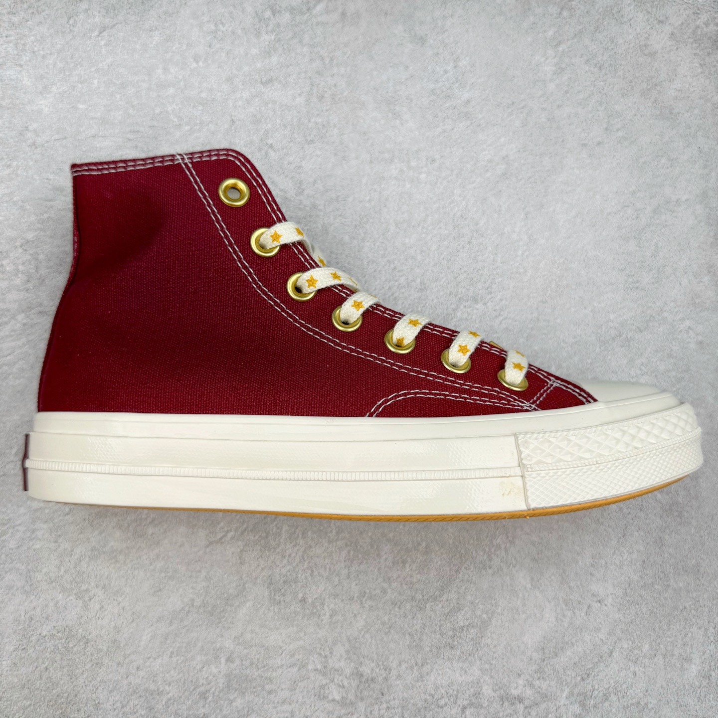 Converse Chuck 1970s 星星鞋🌟 匡威官方新款 经典70s鞋身搭配金色星星元素鞋带 后跟星星印花点缀与之相呼应 鞋带孔和内侧立体Logo的金色描边显得很高级 货号:A12462C 黑色 货号:A12463C 酒红 尺码:35 36 36.5 37 37.5 38 39 39.5 40 41 41.5 42 42.5 43 44-选品中心