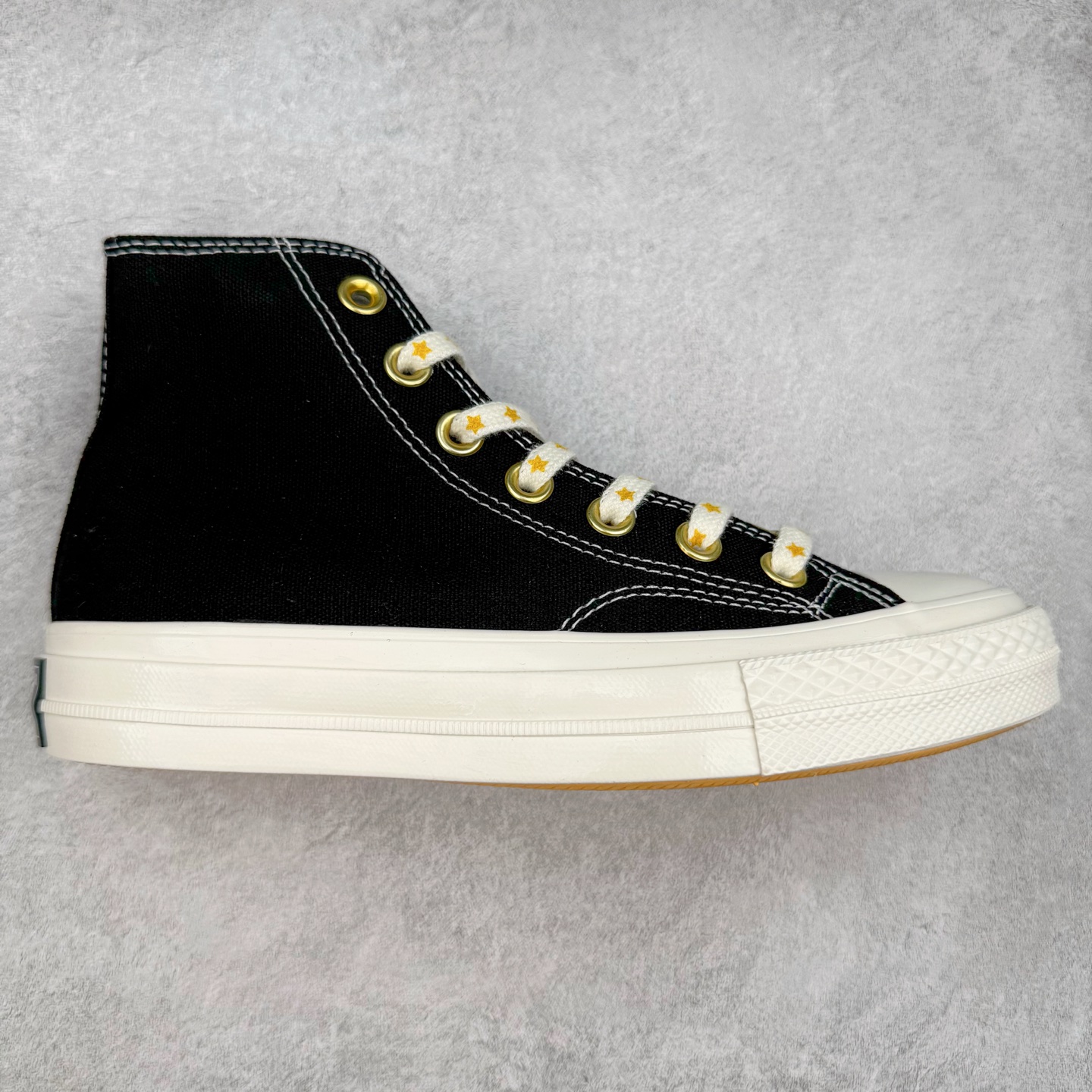 Converse Chuck 1970s 星星鞋🌟 匡威官方新款 经典70s鞋身搭配金色星星元素鞋带 后跟星星印花点缀与之相呼应 鞋带孔和内侧立体Logo的金色描边显得很高级 货号:A12462C 黑色 货号:A12463C 酒红 尺码:35 36 36.5 37 37.5 38 39 39.5 40 41 41.5 42 42.5 43 44-选品中心