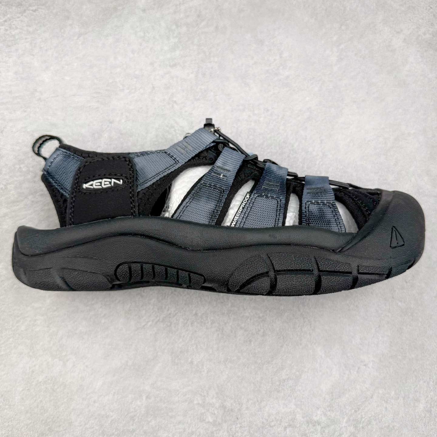 人气户外休闲鞋品牌-科恩Keen Uneek Flat-M 平底编织弹力穿搭溯溪涉水休闲户外凉鞋 #外贸订单出口品质#采用进口机台编制两根尼龙绳组成鞋面(快干衬里原料!!)#原装轻量级EVA中底缓震材质组合防滑橡胶外底部 夏季潮鞋,文青界的凉鞋至尊 都市机能户外品牌 KEEN 向来积极为其旗下大热鞋款 UNEEK 推出联名款，后跟为全封闭设计，快干衬里，HIGH-TRACTION橡胶外底，及轻量级EVA中底，达到轻量缓震的同时减轻重量。尺码：35 36 37 38 40 41 42 43 44 45-选品中心