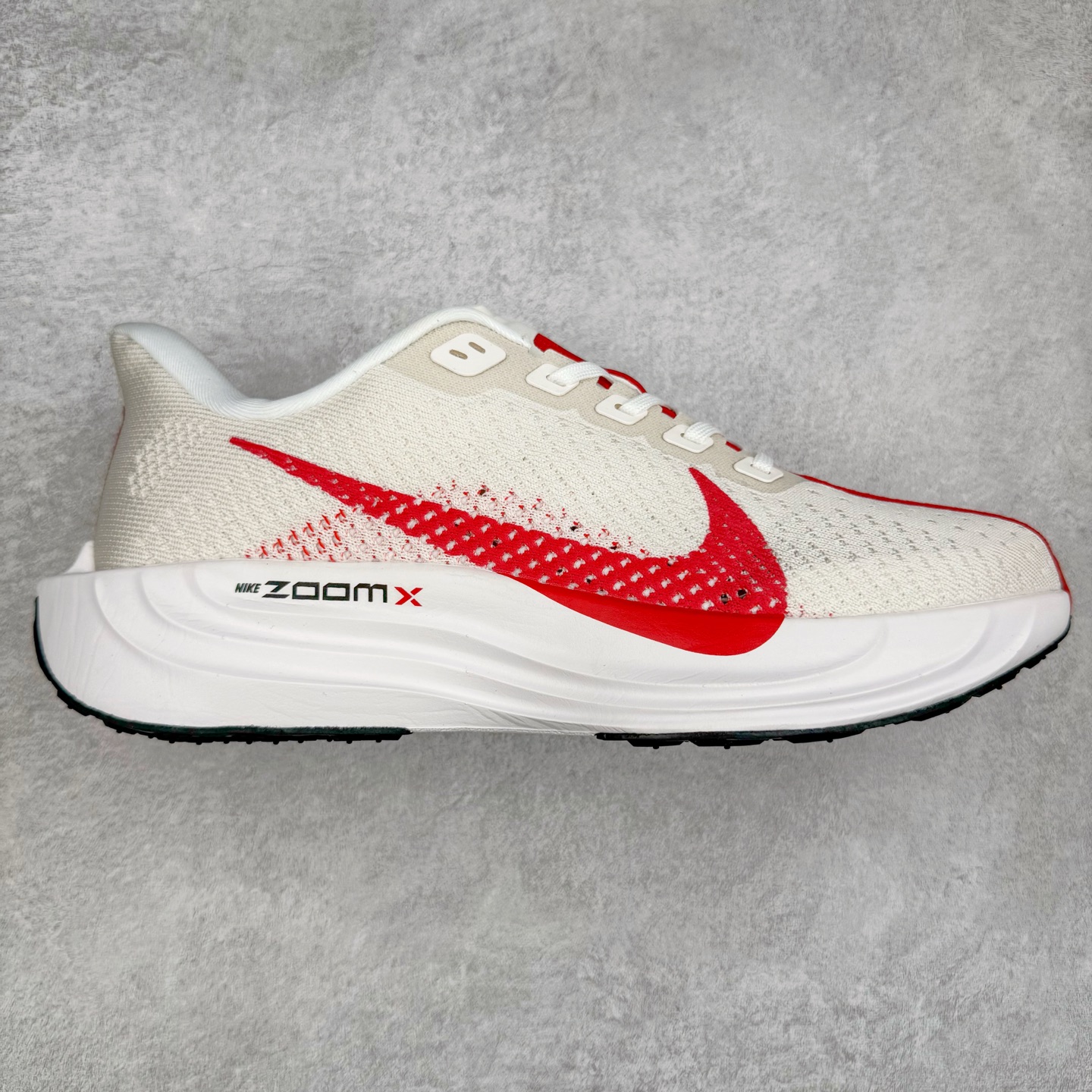 NK Zoom Pegasus Plus 超级飞马涡轮增压马拉松慢跑鞋 FQ7262 在设计上延续了原版鞋款的经典风格，向 Pegasus Turbo 致敬。鞋面采用 Flyknit 材质，巧妙地在不同区域实现紧密与松散的编织结合。标志性的尼龙中部条纹与原版 Turbo 设计呼应。原有的 Flywire 被内部毡织带替代。鞋领的衬垫和鞋跟支撑则为鞋面增添了完善的细节。与以往的 Turbo 型号采用双层泡沫不同，Pegasus Plus 使用了一体式 ZoomX 中底。鞋跟厚度为 35 毫米，前掌为 25 毫米，形成 10 毫米的落差，外底覆盖了大量橡胶，而 ZoomX 外露的部分也十分显眼。尺码：36 36.5 37.5 38 38.5 39 40 40.5 41 42 42.5 43 44 44.5 45-选品中心