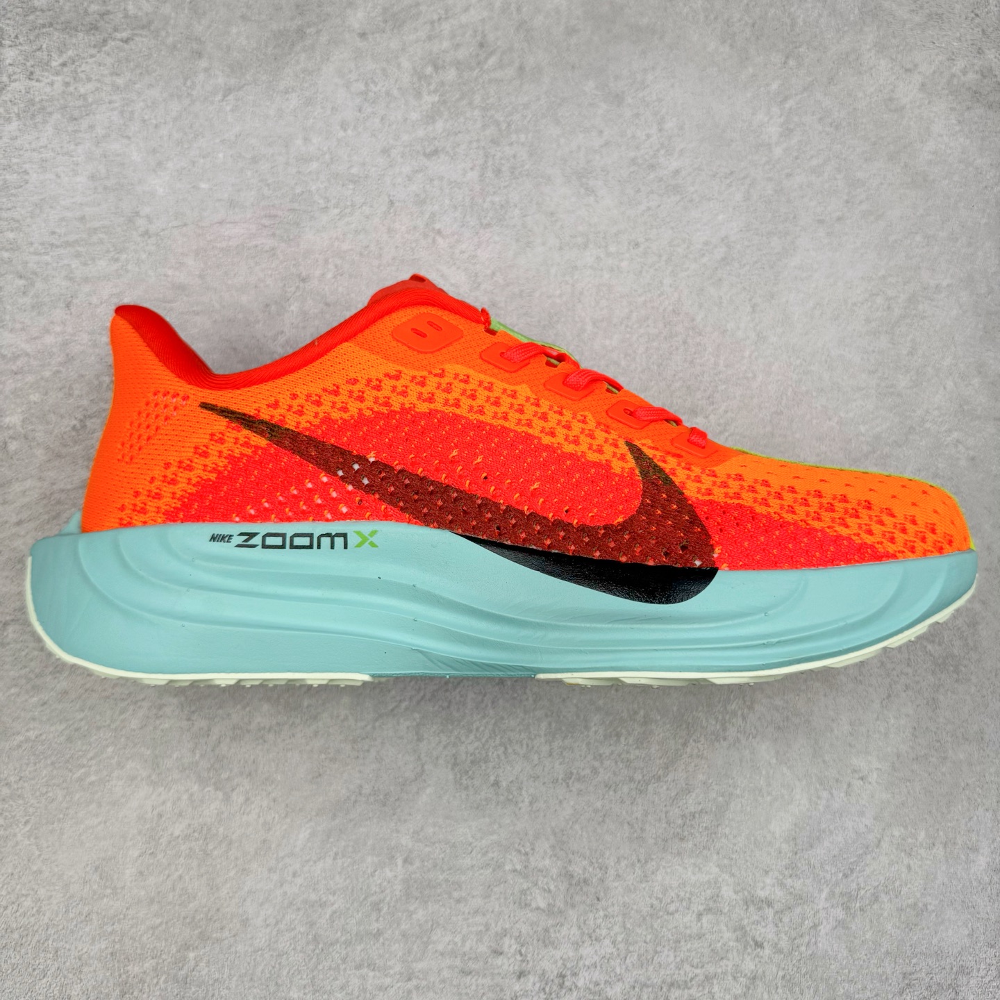 NK Zoom Pegasus Plus 超级飞马涡轮增压马拉松慢跑鞋 FQ7262 在设计上延续了原版鞋款的经典风格，向 Pegasus Turbo 致敬。鞋面采用 Flyknit 材质，巧妙地在不同区域实现紧密与松散的编织结合。标志性的尼龙中部条纹与原版 Turbo 设计呼应。原有的 Flywire 被内部毡织带替代。鞋领的衬垫和鞋跟支撑则为鞋面增添了完善的细节。与以往的 Turbo 型号采用双层泡沫不同，Pegasus Plus 使用了一体式 ZoomX 中底。鞋跟厚度为 35 毫米，前掌为 25 毫米，形成 10 毫米的落差，外底覆盖了大量橡胶，而 ZoomX 外露的部分也十分显眼。尺码：36 36.5 37.5 38 38.5 39 40 40.5 41 42 42.5 43 44 44.5 45-选品中心