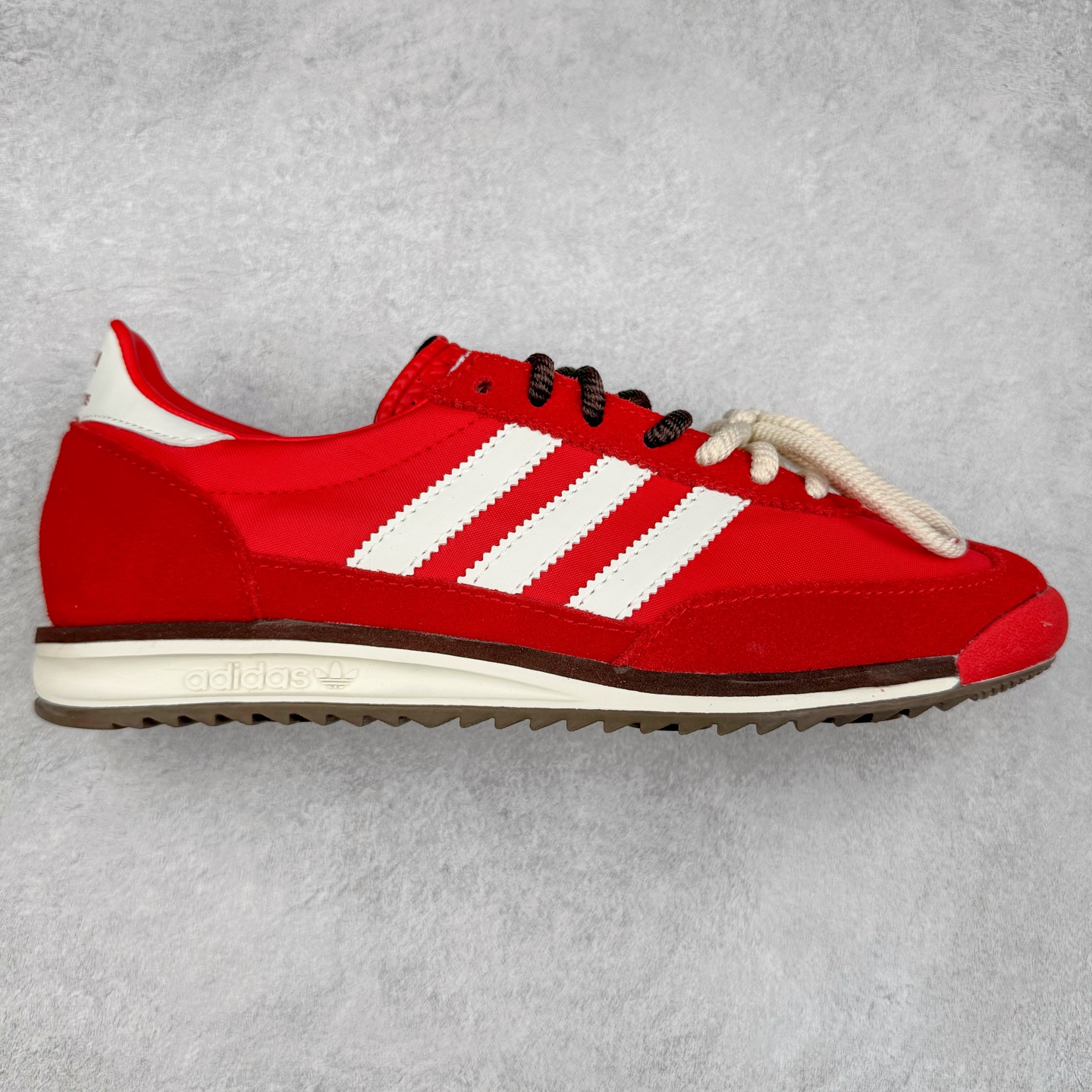 ＃HP纯原 AD Wmns SL72 OG 系列德训足球风百搭低帮休闲运动板鞋 KK3660 采用高弹EVA+MODEL+RB三层组合底 区别市面RB一体大底 三层组合鞋底重量与原鞋一致 Originals 将有「T 头鞋」造型的诞生于 1972 年的 SL72 鞋款复刻带回 各位买鞋又有新选择了 1972 年 SL72 问世后 引领了后来阿迪达斯的跑鞋发展方向 其中「SL」代表了 Super Light 彰显了产品轻便的特性 1972 年 SL72 问世后 引领了后来阿迪达斯的跑鞋发展方向 其中「SL」代表了 Super Light 彰显了产品轻便的特性 这次 Originals 延续其轻质经典的基因 带来男女两款 SL72 男生款带来 SL72 RS 鞋型 RS 意为 Reshaped（重塑）鞋款在保留了经典的外观基础上 在尼龙材质里增加了填充物 使鞋型更加挺立和饱满 鞋头则更加圆润 鞋底的 EVA 材质则增加了鞋款的高度 女生款则带来 SL72 OG W 鞋型 OG 顾名思义则是致敬经典款式 相较于 RS（Reshaped）鞋款 鞋身更加纤细 其整体鞋身轮廓、线条、细节、材质上尊崇 70 年代 SL72 的设计 还原经典味道 尺码：36 36⅔ 37⅓ 38 38⅔ 39⅓ 40 40⅔ 41⅓ 42 42⅔ 43⅓ 44 44⅔ 45-选品中心