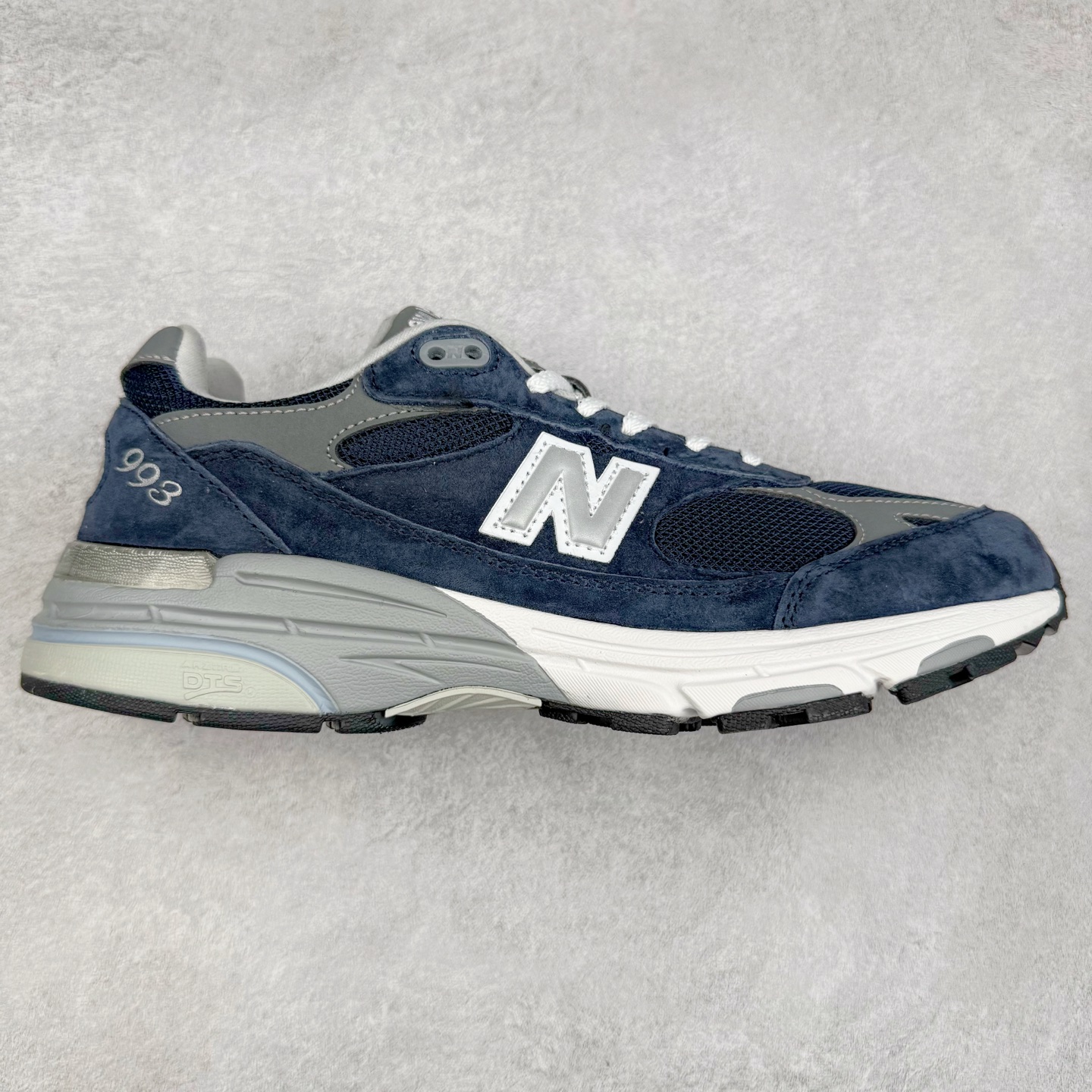 New Balance NB992总统复古慢跑鞋 整双鞋在构色上使用多种不同饱和度的色彩拼接设计 再搭配上白色中底 丰富全鞋色彩层次材质方面 设计师在不同色彩区域 同样采用拼接方式将翻毛皮、麂皮、网眼等面料相结合 营造出高规格的质感的同时 也带来多层次视觉体验 细节方面 首先映入眼帘的便是鞋舌上醒目的 New Balance 992 标识 彰显鞋型款式 其次 在双脚外侧还再度出现 N 字 Logo 以及 992 型号 对其品牌身份以及型号加以强调 尺码：36 37 37.5 38 38.5 39 40 40.5 41.5 42 42.5 43 44 45-选品中心