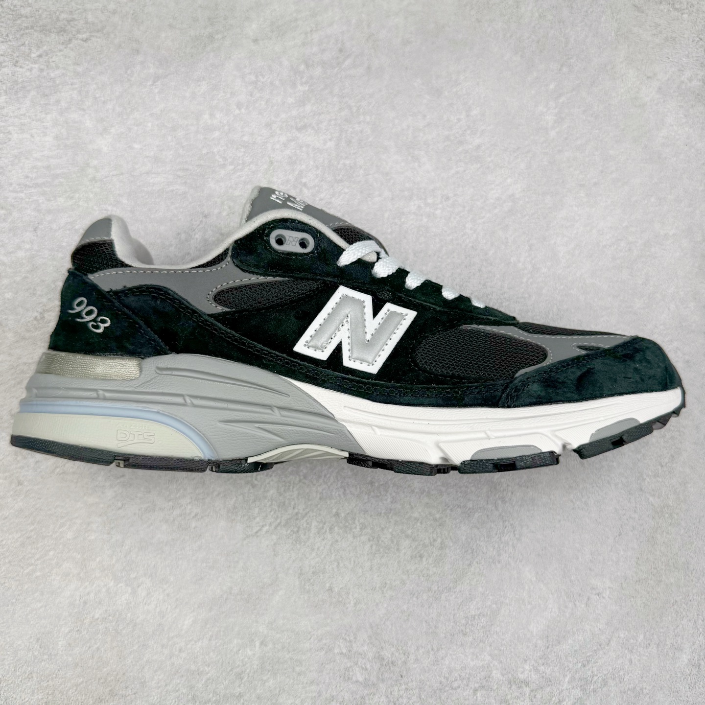New Balance NB992总统复古慢跑鞋 整双鞋在构色上使用多种不同饱和度的色彩拼接设计 再搭配上白色中底 丰富全鞋色彩层次材质方面 设计师在不同色彩区域 同样采用拼接方式将翻毛皮、麂皮、网眼等面料相结合 营造出高规格的质感的同时 也带来多层次视觉体验 细节方面 首先映入眼帘的便是鞋舌上醒目的 New Balance 992 标识 彰显鞋型款式 其次 在双脚外侧还再度出现 N 字 Logo 以及 992 型号 对其品牌身份以及型号加以强调 尺码：36 37 37.5 38 38.5 39 40 40.5 41.5 42 42.5 43 44 45-选品中心
