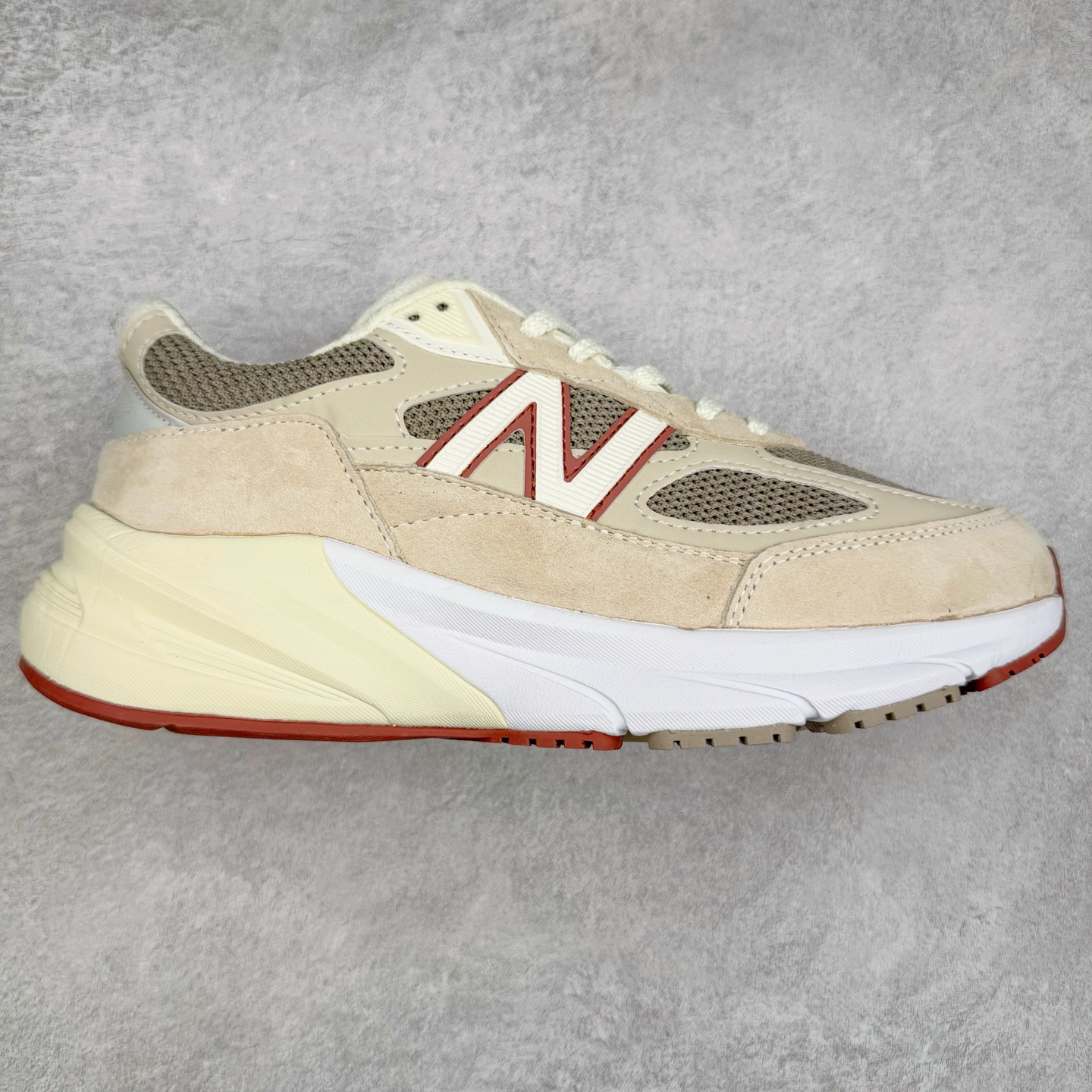 New Balance NB990V6 第六代总统复古慢跑鞋 这是一双极具现代感设计的复古跑鞋 990v6 鞋面大部分面积依旧采用麂皮和织物材质覆盖 从各种细节上看也还是有点 990v5 的影子 但相比 990v5 990v6 鞋面各种材质的拼接会更加复杂 这次 990v6 最大的改变相信大家应该也发现了 就是看上去貌似比 990v4 和 990v5 两代鞋款加起来还要厚的鞋底 其实这是 New Balance 首次采用的三重缓震组合鞋底 除了之前就有的 ABZORB 缓震科技和 ENCAP 中底 这次新加入了 FuelCell 缓震科技 看来舒适度和增高度 都要更上一层楼呀 990v6 的侧标 Logo 设计少见地没有印在绒面皮革上 而是置于网眼面料以及横跨鞋身的皮革织带之上 同时鞋舌上的标签设计并没有延用此前 990v4 和 990v5 采用的样式设计 而是采用了一种新的类似于三角徽章的设计 所以对于鞋款上的更新变化 既有延续经典的设计 也有创新性的改变 尺码：36 37 37.5 38 38.5 39 40 40.5 41.5 42 42.5 43 44 44.5 45-选品中心