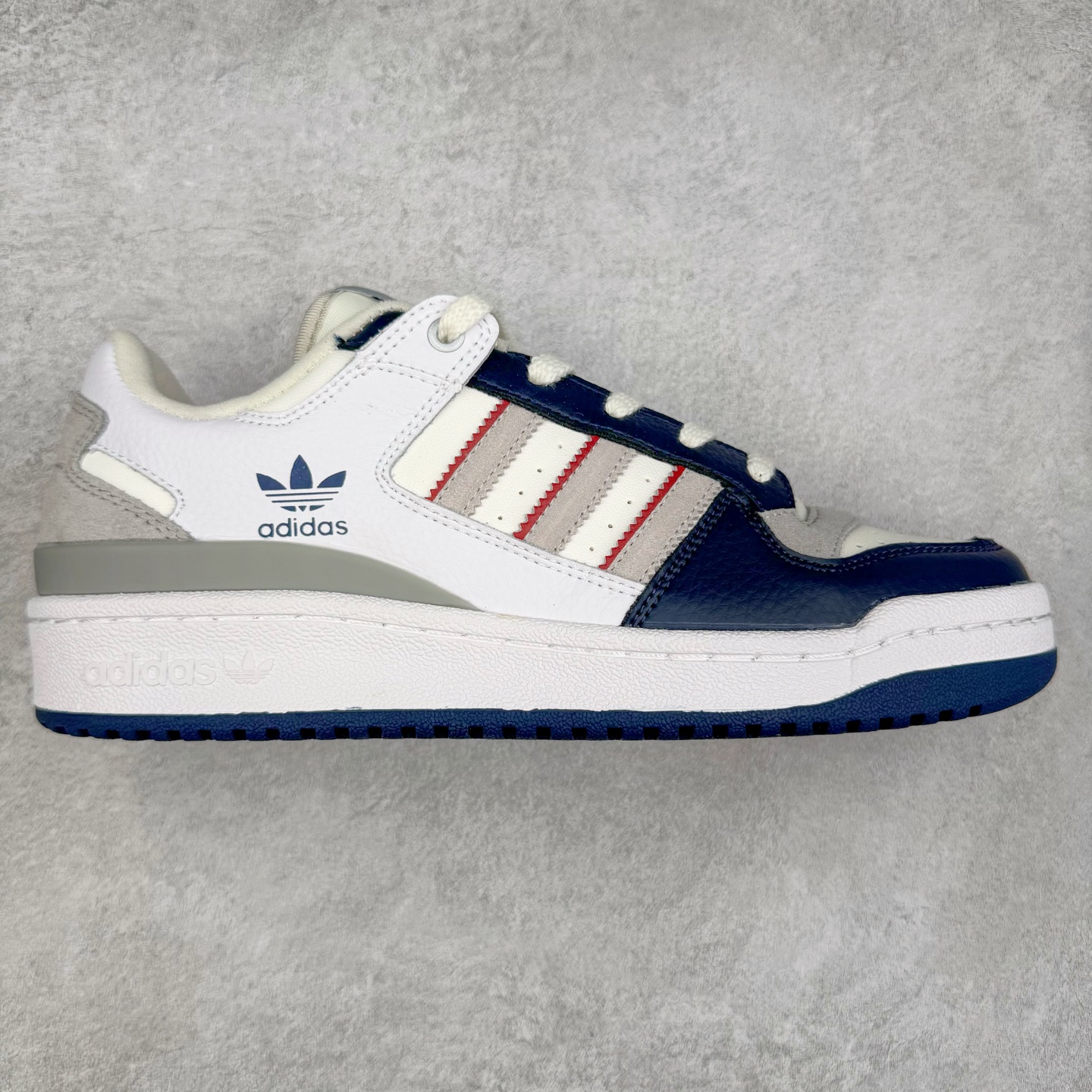 AD Forum 84 Low OG 低帮百搭潮流休闲运动板鞋 JP9967 以复古篮球鞋的外形为基础 采用皮革拼接 简约百搭 更加贴合舒适 中底内侧网格造型起到点睛之笔 外底橡胶 更显复古 尺码:36 36.5 37.5 38 38.5 39 40 40.5 41 42 42.5 43 44 44.5 45-选品中心