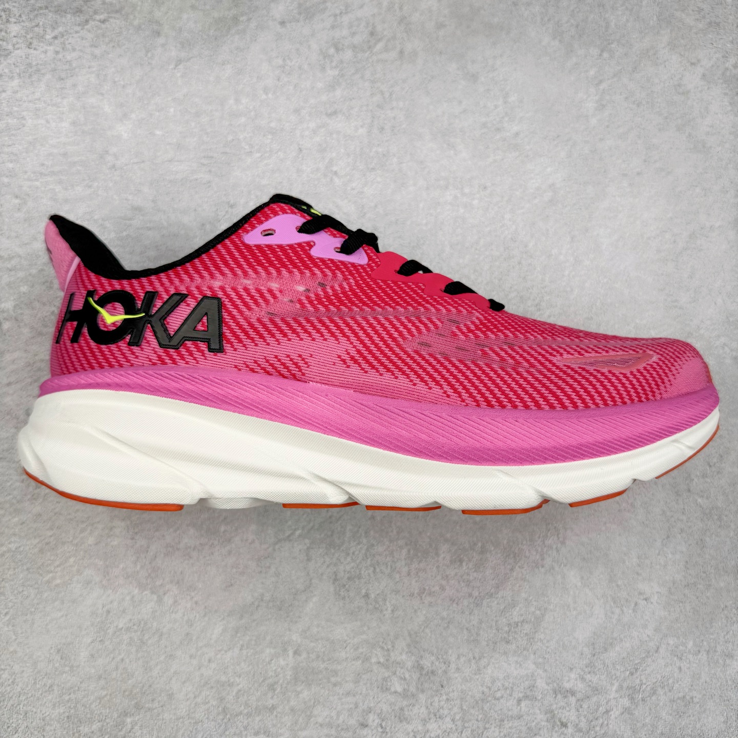 HOKA ONE ONE Clifton 克里夫顿9代专业性能减震公路跑步鞋 轻盈透气的针织网面和纱线的使用让鞋面更挺拔 增强鞋面的强度和支撑性能 搭配柔软的鞋舌 让双脚在舒适包裹中跑的更加畅快 全新泡棉中底 柔软的同时增强回弹性能 为不同跑者提供更平稳流畅的脚感 带来全面的缓冲保护 根据人体工程学设计的延长拉襟 后跟处弹软的海绵填充舒适固定 避免掉跟和摩擦 相比上一代光滑的内衬 Clifton 9的内衬增强了摩擦力 避免双脚在鞋内滑动 尺码：36 36.5 37.5 38 38.5 39 40 40.5 41 42 42.5 43 44 44.5 45-选品中心