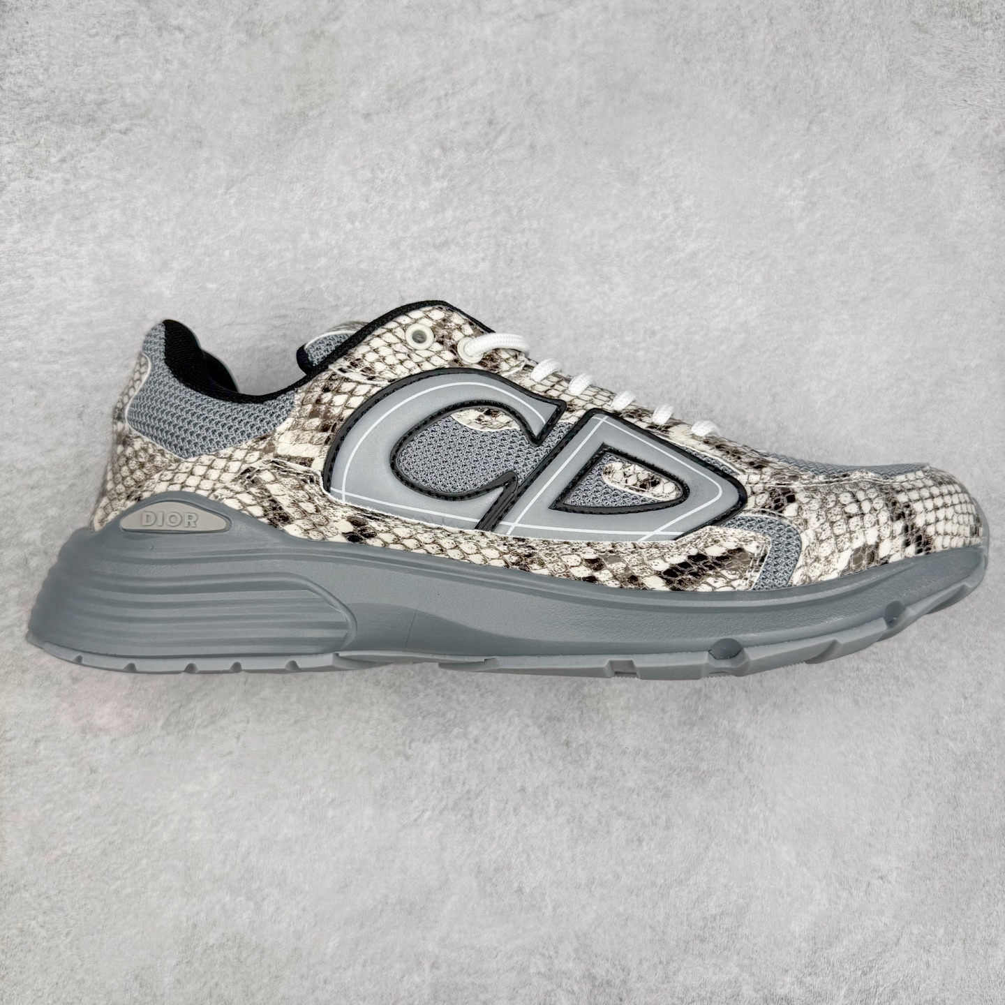 ＃福利特价 Dior B30 迪奥网眼织物低帮运动休闲鞋 该款系列采用黑网色眼织物白和色科技料面精心制 作饰以反光“CD30”图形标志 外格轻盈的刻雕效果橡胶鞋搭底配标志性点的缀提升格调 内弹部力细节塑造想理的舒适穿着体验可与各休式闲造型配搭 彰显尚时现代的运风动范 尺码：36 37 35 39 40 41 42 43 44 45-选品中心