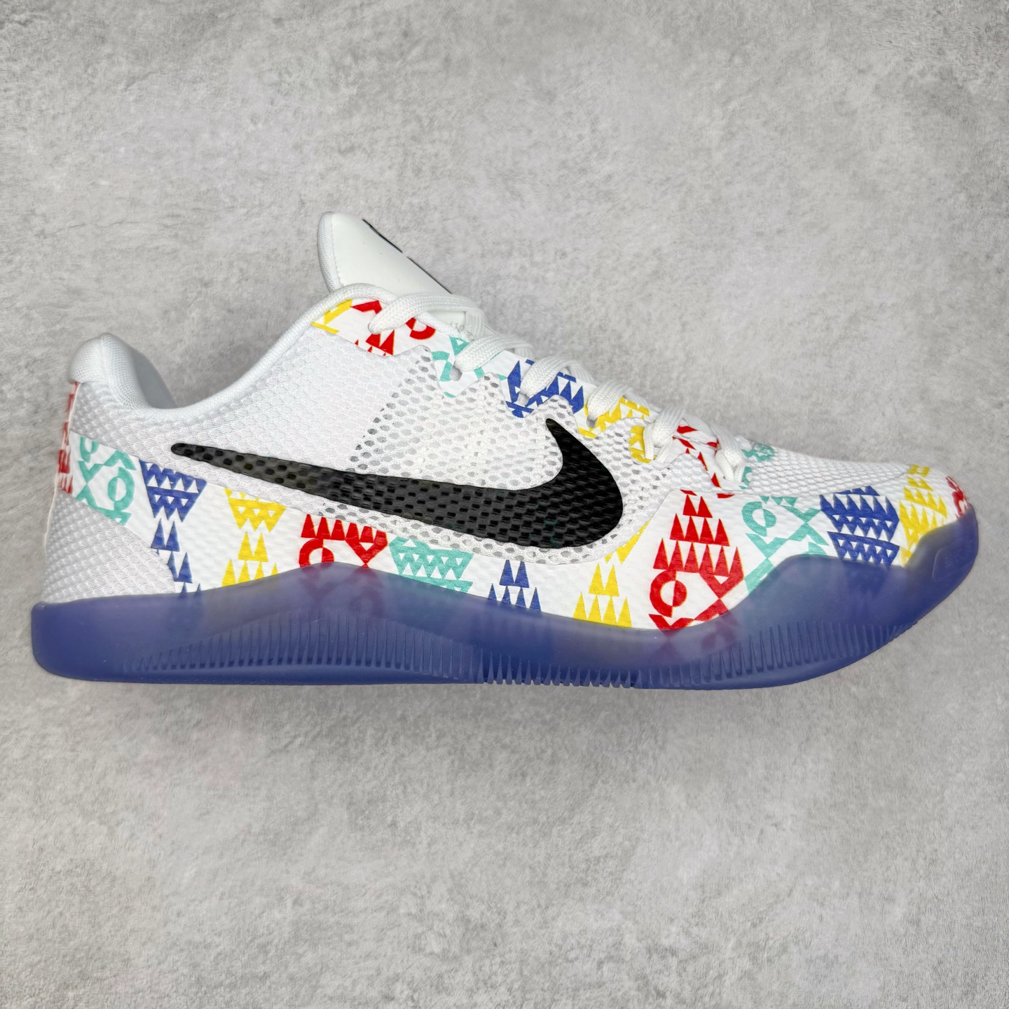 NK Kobe 11 Elite Low 科比11代实战篮球鞋 836183-100 科比退役前的最后一双签名鞋意义重大 Eric Avar这次采用了低帮的鞋身设计 并使用加强版的Flyknit编织面料作为鞋面 更加坚韧牢固 提供更好的保护 中底依日采用了混合缓震的设计 前掌的Lunarlon搭配后掌Zoom Air气垫 确保缓震性能的强劲 尺码：39 40 40.5 41 42 42.5 43 44 44.5 45 46 47.5 48.5-选品中心