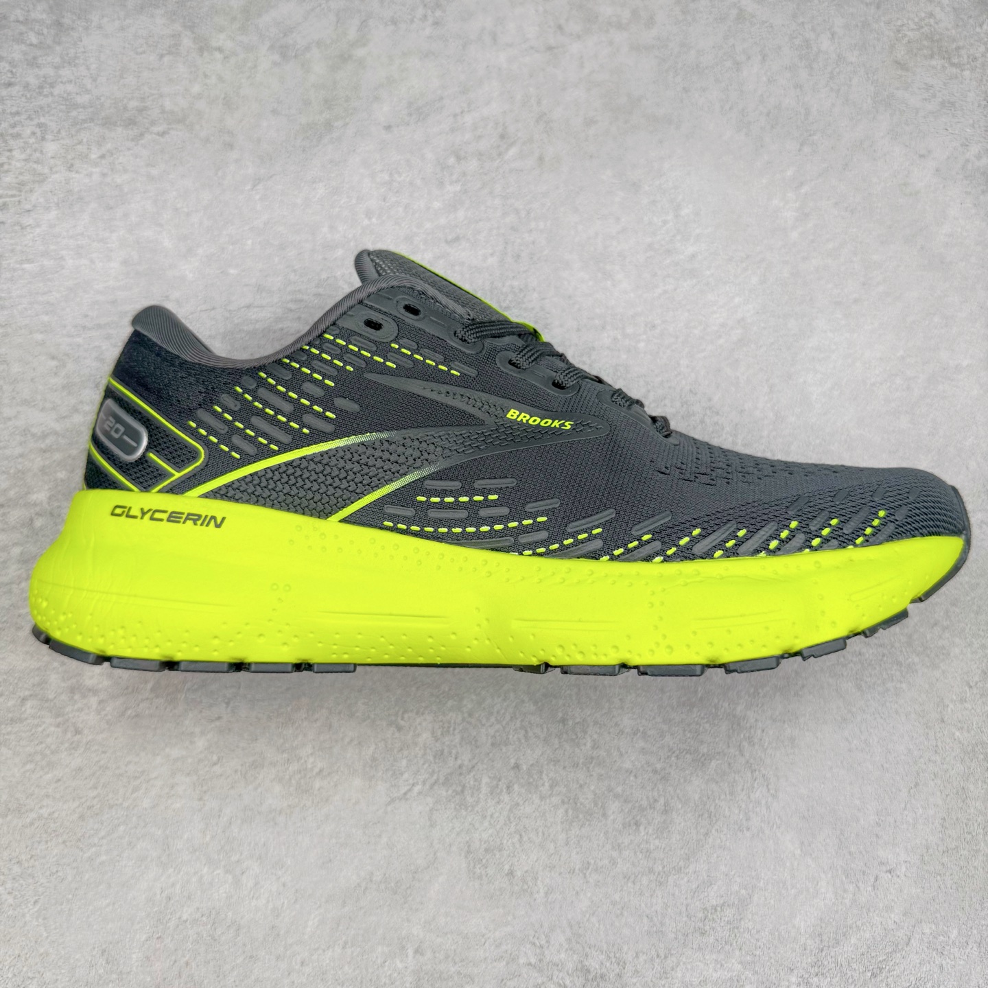 Brooks布鲁克斯 Glycerin 2.0 系带防滑耐磨低帮长跑跑步鞋 Brooks 四大跑鞋之一 百年品牌 跑鞋从外形上基本就能判断这是一款速度跑鞋 简洁干练的外形结构和极强的运动流线型看着非常有速度感 上脚的第一感觉是非常轻 美码9码的鞋单只206g不到 从个人偏好来说 200g左右的竞速鞋最具安全感 鞋面采用单层网布 很薄 前掌使用了大量开放式网眼 排气直接快速 透气性上乘 鞋舌也是轻量化设计 仅为一层麂皮 和脚背完美贴合 鞋舌中央有个防偏穿孔 从实际穿着来看 通常鞋舌都是外偏 如果是防偏穿孔位于中心 防偏效果其实并不十分有效 如果采用趋外侧的偏心设计更有效 鞋帮泡棉填充量不大 但非常紧凑 贴合舒适 包裹稳固 内置硬质TPU保证必要的稳定性 跑鞋中底采用的是DNA FLASH科技材料 DNA FLASH中底科技 是Brooks第一款将氮气注入中底的创新科技 主要原理是借助“超临界流体”发泡技术 将液态氮稳定的转化为气态氮 并使其均匀地形成无数紧密贴合的密闭式气囊结构 尺码：36 36.5 37.5 38 38.5 39 40 40.5 41 42 42.5 43 44 44.5 45 46-选品中心
