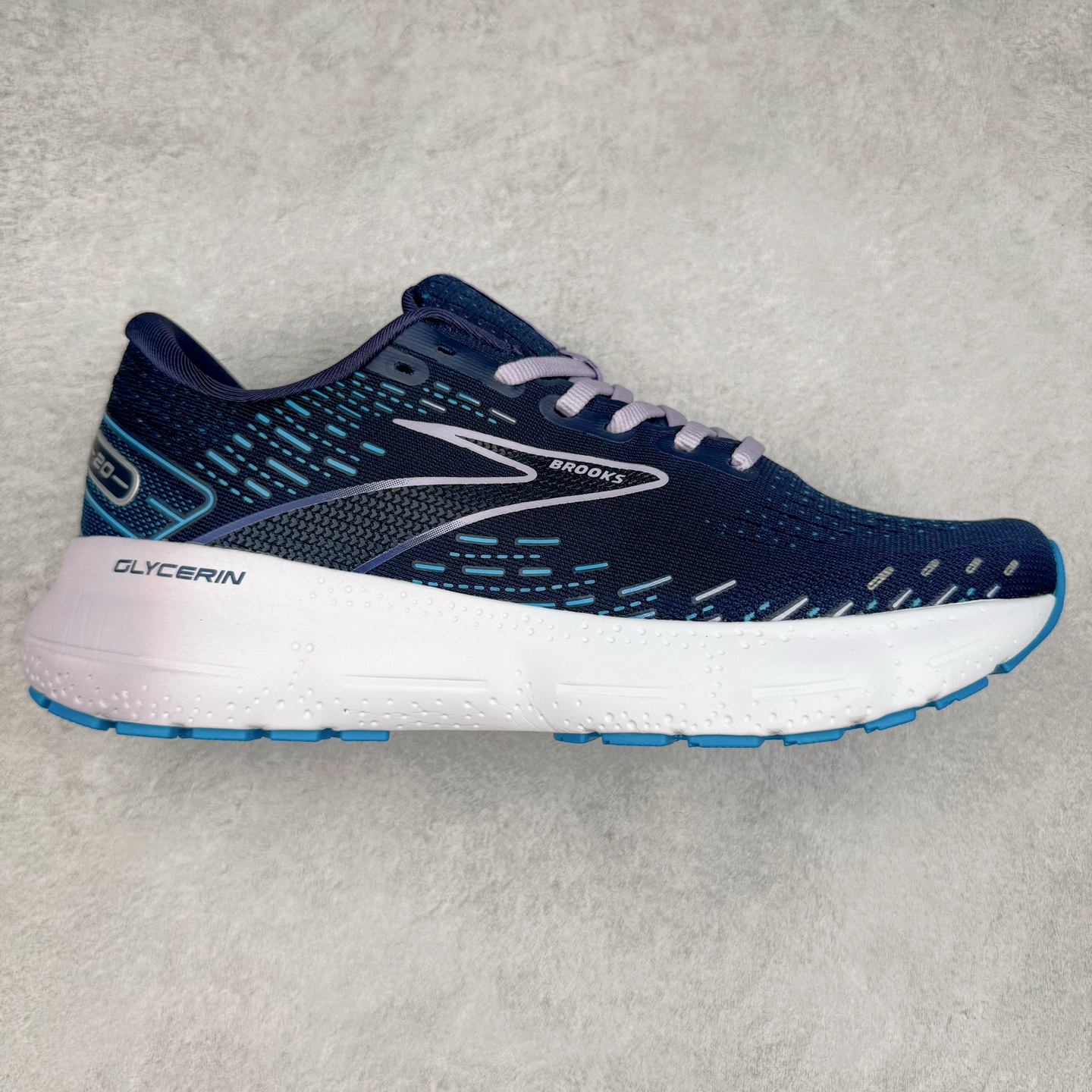 Brooks布鲁克斯 Glycerin 2.0 系带防滑耐磨低帮长跑跑步鞋 Brooks 四大跑鞋之一 百年品牌 跑鞋从外形上基本就能判断这是一款速度跑鞋 简洁干练的外形结构和极强的运动流线型看着非常有速度感 上脚的第一感觉是非常轻 美码9码的鞋单只206g不到 从个人偏好来说 200g左右的竞速鞋最具安全感 鞋面采用单层网布 很薄 前掌使用了大量开放式网眼 排气直接快速 透气性上乘 鞋舌也是轻量化设计 仅为一层麂皮 和脚背完美贴合 鞋舌中央有个防偏穿孔 从实际穿着来看 通常鞋舌都是外偏 如果是防偏穿孔位于中心 防偏效果其实并不十分有效 如果采用趋外侧的偏心设计更有效 鞋帮泡棉填充量不大 但非常紧凑 贴合舒适 包裹稳固 内置硬质TPU保证必要的稳定性 跑鞋中底采用的是DNA FLASH科技材料 DNA FLASH中底科技 是Brooks第一款将氮气注入中底的创新科技 主要原理是借助“超临界流体”发泡技术 将液态氮稳定的转化为气态氮 并使其均匀地形成无数紧密贴合的密闭式气囊结构 尺码：36 36.5 37.5 38 38.5 39 40 40.5 41 42 42.5 43 44 44.5 45 46-选品中心