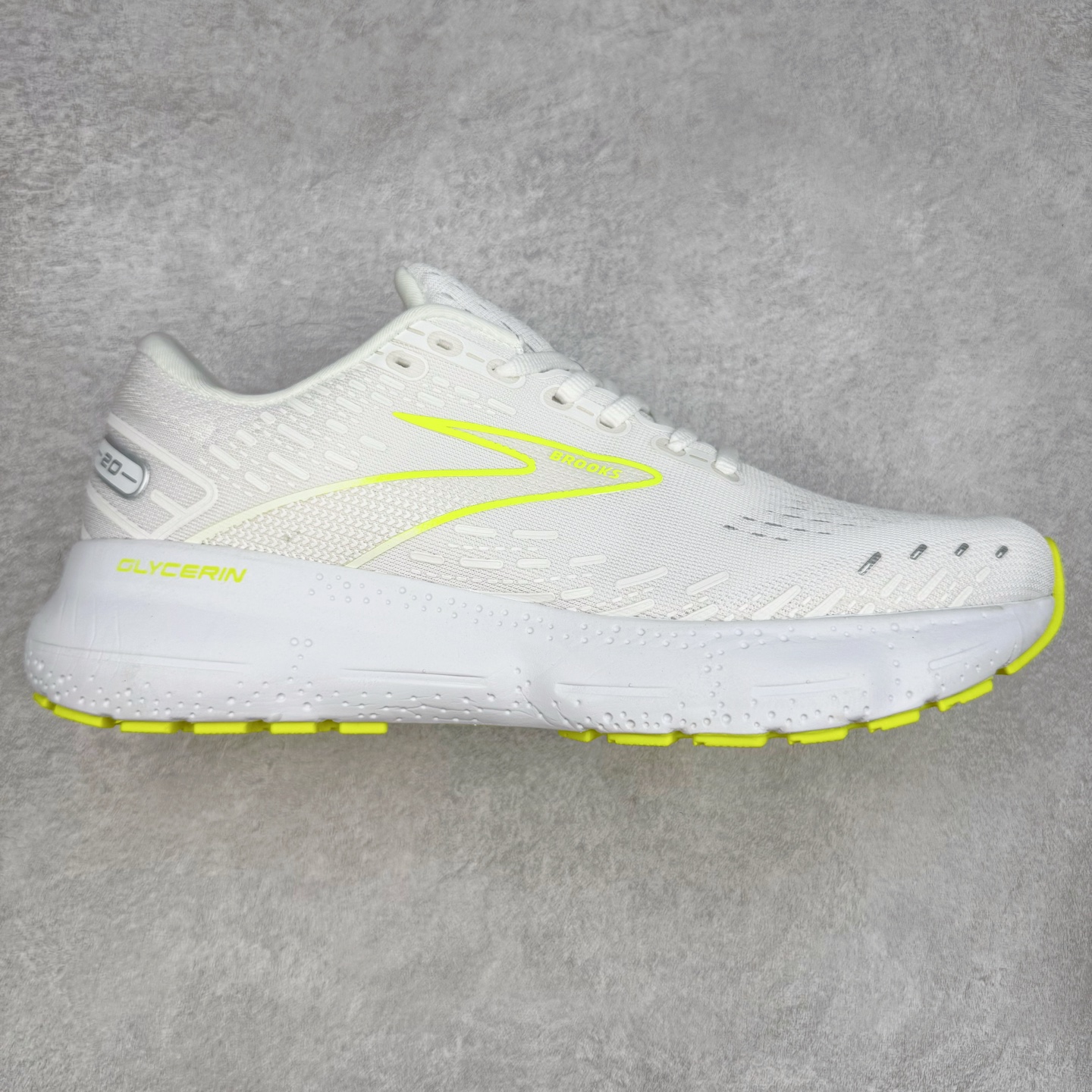 Brooks布鲁克斯 Glycerin 2.0 系带防滑耐磨低帮长跑跑步鞋 Brooks 四大跑鞋之一 百年品牌 跑鞋从外形上基本就能判断这是一款速度跑鞋 简洁干练的外形结构和极强的运动流线型看着非常有速度感 上脚的第一感觉是非常轻 美码9码的鞋单只206g不到 从个人偏好来说 200g左右的竞速鞋最具安全感 鞋面采用单层网布 很薄 前掌使用了大量开放式网眼 排气直接快速 透气性上乘 鞋舌也是轻量化设计 仅为一层麂皮 和脚背完美贴合 鞋舌中央有个防偏穿孔 从实际穿着来看 通常鞋舌都是外偏 如果是防偏穿孔位于中心 防偏效果其实并不十分有效 如果采用趋外侧的偏心设计更有效 鞋帮泡棉填充量不大 但非常紧凑 贴合舒适 包裹稳固 内置硬质TPU保证必要的稳定性 跑鞋中底采用的是DNA FLASH科技材料 DNA FLASH中底科技 是Brooks第一款将氮气注入中底的创新科技 主要原理是借助“超临界流体”发泡技术 将液态氮稳定的转化为气态氮 并使其均匀地形成无数紧密贴合的密闭式气囊结构 尺码：36 36.5 37.5 38 38.5 39 40 40.5 41 42 42.5 43 44 44.5 45 46-选品中心