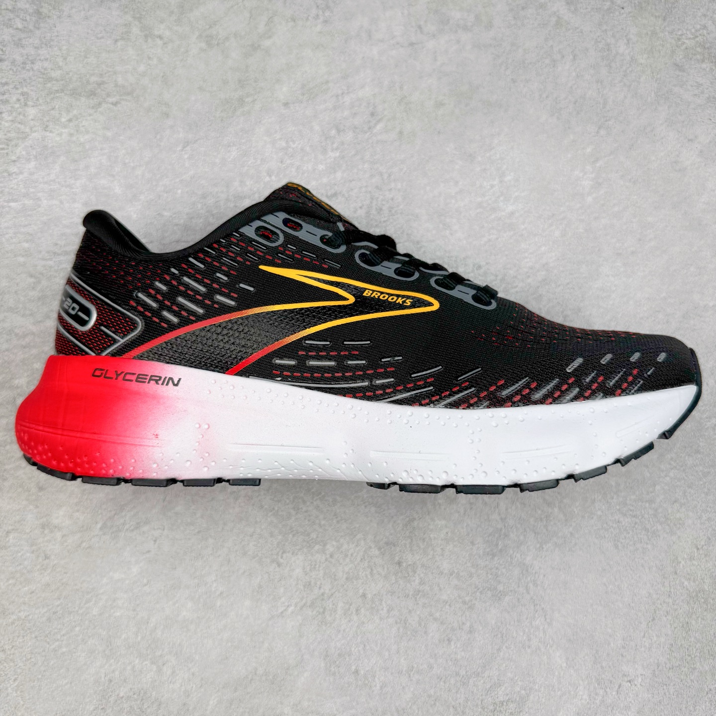 Brooks布鲁克斯 Glycerin 2.0 系带防滑耐磨低帮长跑跑步鞋 Brooks 四大跑鞋之一 百年品牌 跑鞋从外形上基本就能判断这是一款速度跑鞋 简洁干练的外形结构和极强的运动流线型看着非常有速度感 上脚的第一感觉是非常轻 美码9码的鞋单只206g不到 从个人偏好来说 200g左右的竞速鞋最具安全感 鞋面采用单层网布 很薄 前掌使用了大量开放式网眼 排气直接快速 透气性上乘 鞋舌也是轻量化设计 仅为一层麂皮 和脚背完美贴合 鞋舌中央有个防偏穿孔 从实际穿着来看 通常鞋舌都是外偏 如果是防偏穿孔位于中心 防偏效果其实并不十分有效 如果采用趋外侧的偏心设计更有效 鞋帮泡棉填充量不大 但非常紧凑 贴合舒适 包裹稳固 内置硬质TPU保证必要的稳定性 跑鞋中底采用的是DNA FLASH科技材料 DNA FLASH中底科技 是Brooks第一款将氮气注入中底的创新科技 主要原理是借助“超临界流体”发泡技术 将液态氮稳定的转化为气态氮 并使其均匀地形成无数紧密贴合的密闭式气囊结构 尺码：36 36.5 37.5 38 38.5 39 40 40.5 41 42 42.5 43 44 44.5 45 46-选品中心