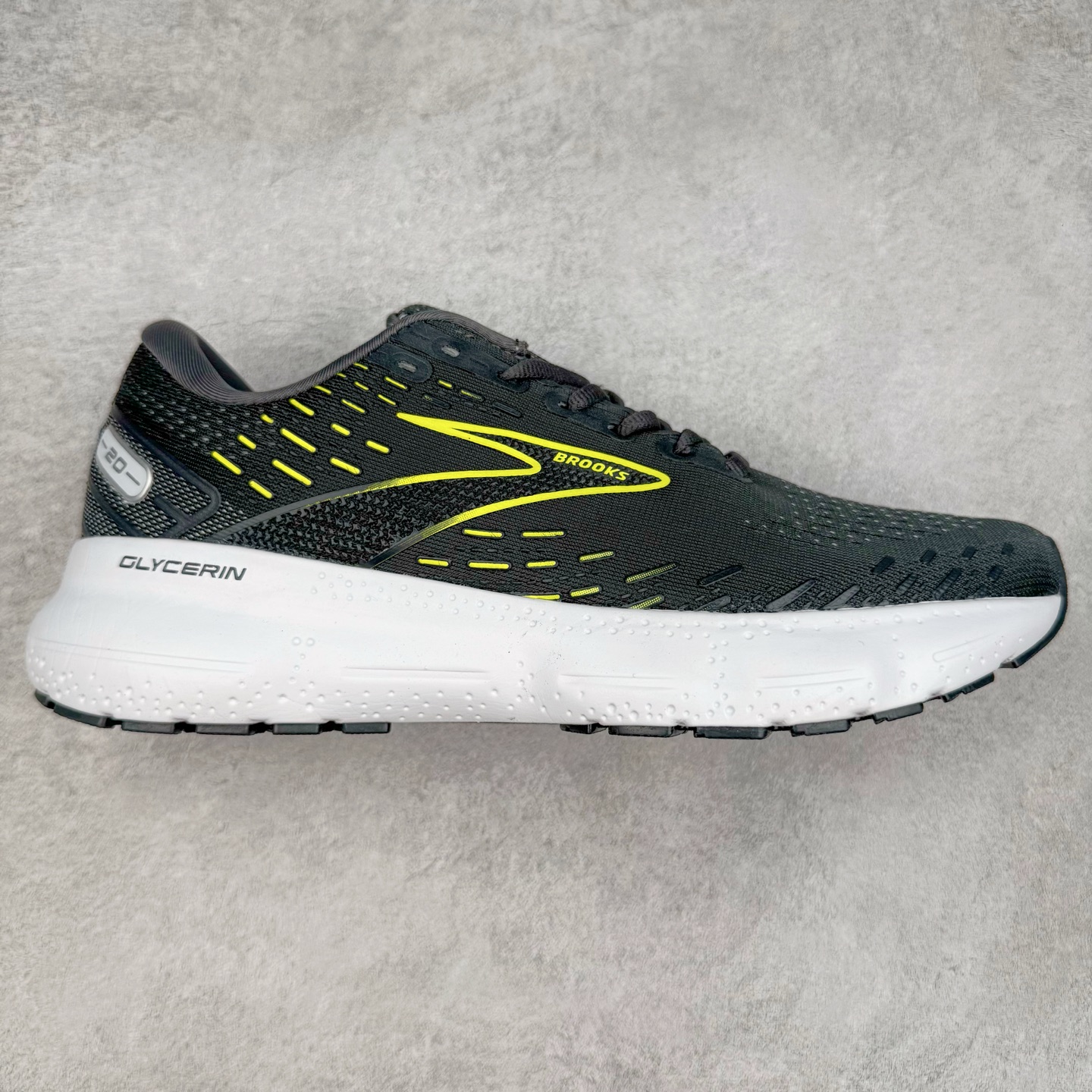 Brooks布鲁克斯 Glycerin 2.0 系带防滑耐磨低帮长跑跑步鞋 Brooks 四大跑鞋之一 百年品牌 跑鞋从外形上基本就能判断这是一款速度跑鞋 简洁干练的外形结构和极强的运动流线型看着非常有速度感 上脚的第一感觉是非常轻 美码9码的鞋单只206g不到 从个人偏好来说 200g左右的竞速鞋最具安全感 鞋面采用单层网布 很薄 前掌使用了大量开放式网眼 排气直接快速 透气性上乘 鞋舌也是轻量化设计 仅为一层麂皮 和脚背完美贴合 鞋舌中央有个防偏穿孔 从实际穿着来看 通常鞋舌都是外偏 如果是防偏穿孔位于中心 防偏效果其实并不十分有效 如果采用趋外侧的偏心设计更有效 鞋帮泡棉填充量不大 但非常紧凑 贴合舒适 包裹稳固 内置硬质TPU保证必要的稳定性 跑鞋中底采用的是DNA FLASH科技材料 DNA FLASH中底科技 是Brooks第一款将氮气注入中底的创新科技 主要原理是借助“超临界流体”发泡技术 将液态氮稳定的转化为气态氮 并使其均匀地形成无数紧密贴合的密闭式气囊结构 尺码：36 36.5 37.5 38 38.5 39 40 40.5 41 42 42.5 43 44 44.5 45 46-选品中心